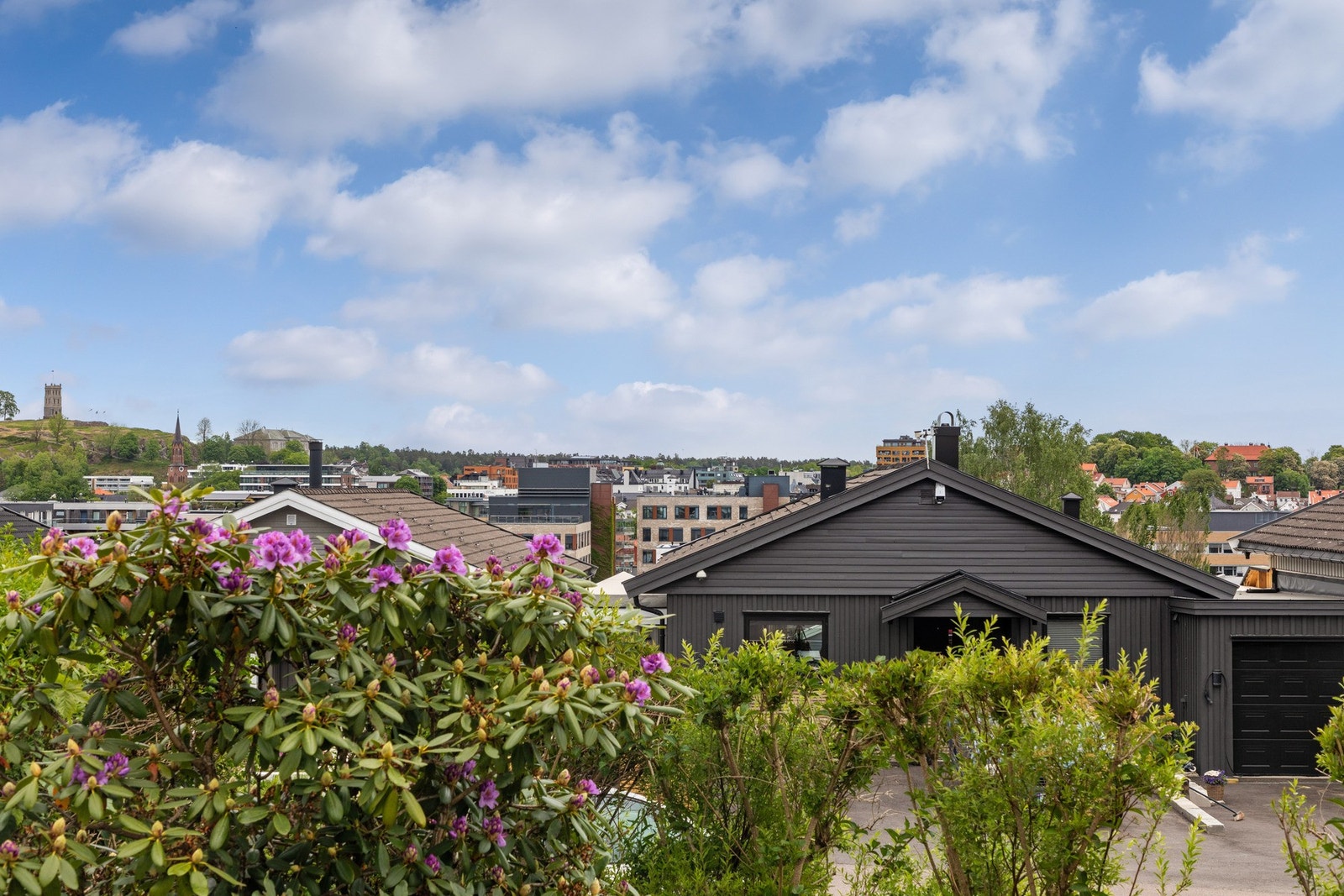 Utsikten strekker seg mot Tønsberg og det flotte landemerket Slottsfjellet. Galleribilde