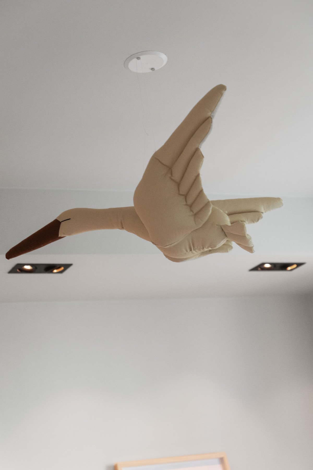 På det minste soverommet (ikke godkjent) er deler av himlingen nedfelt med downlights og det er montert garderobeskap langs den ene veggen. Galleribilde