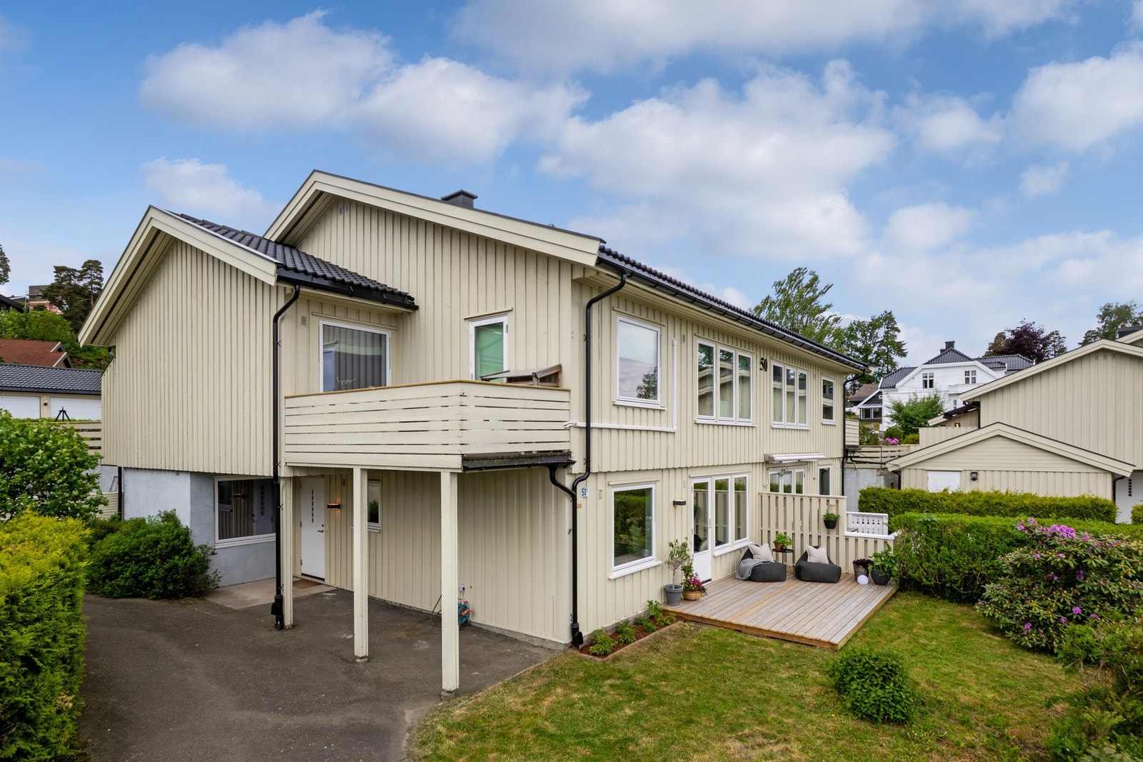 Eiendommen ligger i et barnevennlig og trafikkstille boligområde på Øvre Kaldnes i Færder kommune. Galleribilde