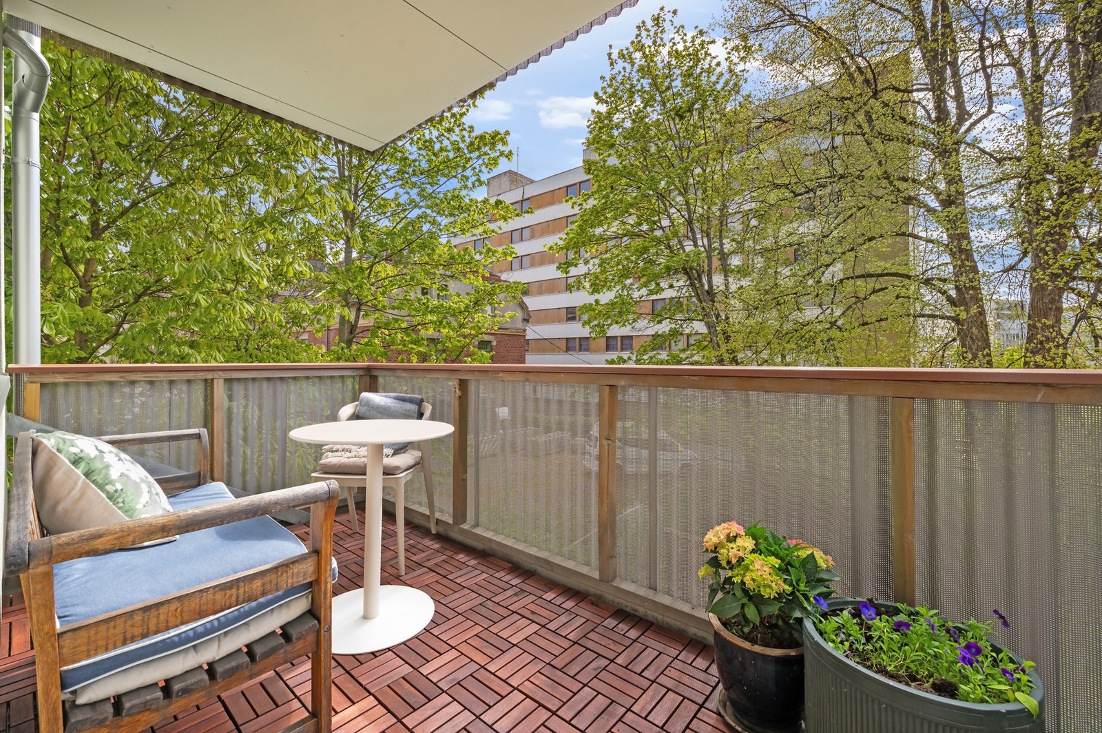 Fra stuen kommer du ut til en flott balkong på over 6 m² Galleribilde