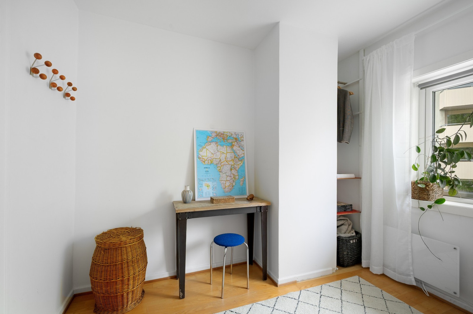 Fult mulig og etablere en garderobeløsning i tillegg til skrivepulten. Galleribilde