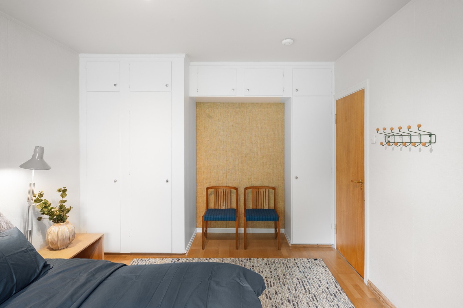 Plassbygd garderobeløsning med mye lagringsplass. Galleribilde