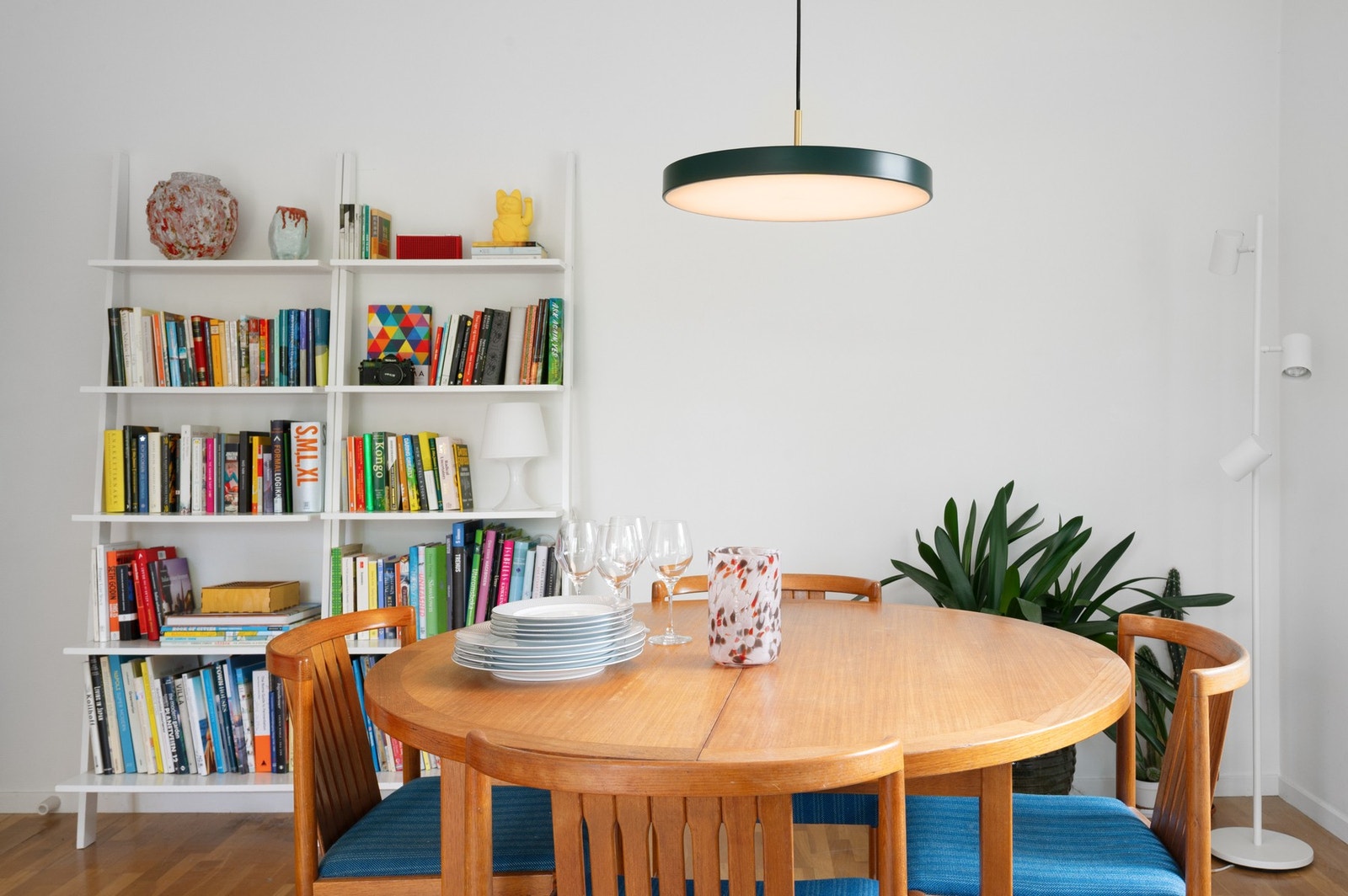 God takhøyde kombinert med et godt lysinnslipp, bidrar til en luftig og behagelig atmosfære i leiligheten. Galleribilde