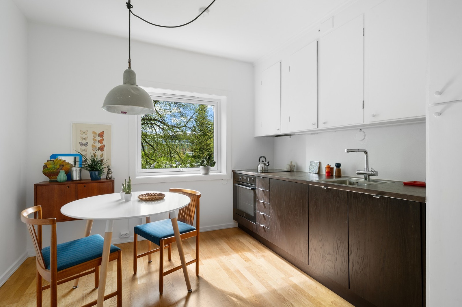 Oppgradert og tidsriktig kjøkken. Nye underskap og benkeplate fra 2023. Galleribilde