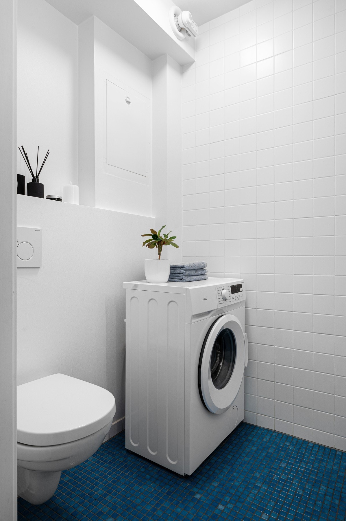 Badet inneholder "alt" man behøver i det daglige. Bl.a. eget opplegg for vaskemaskin og vegghengt wc. Galleribilde