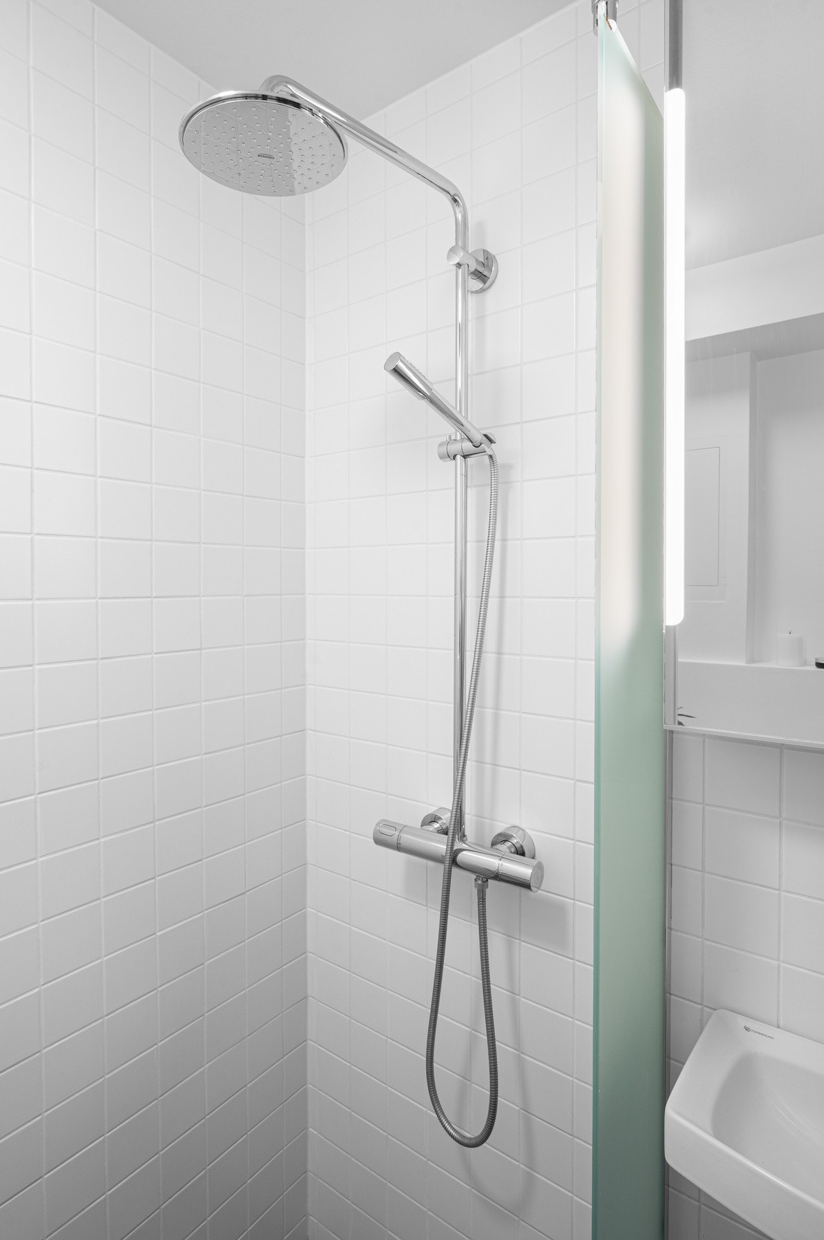 Dusjhjørne med eget dusjforheng. Oppgradert plastsluk med tilfredsstillende og synlig membran. Galleribilde