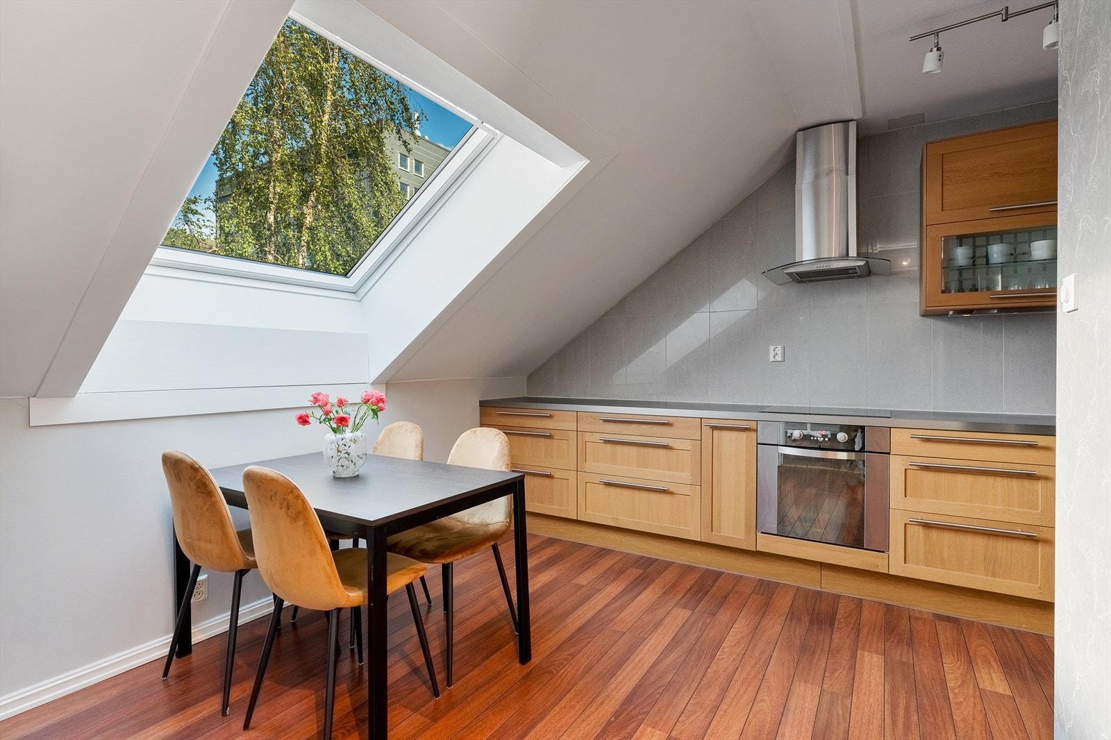 Kjøkkeninnredning med profilerte fronter og laminert benkeplate med kjøkkenvask Galleribilde