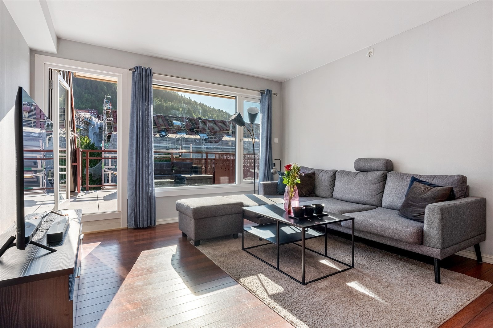 Rommet har naturlige møbleringssoner med plass til en hyggelig sofa Galleribilde