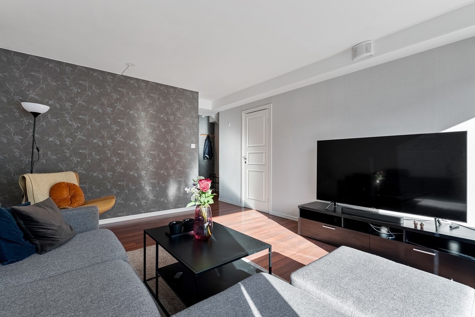 Takhøyde i stuen er 2,48m og gulvene er lagt med laminat Galleribilde