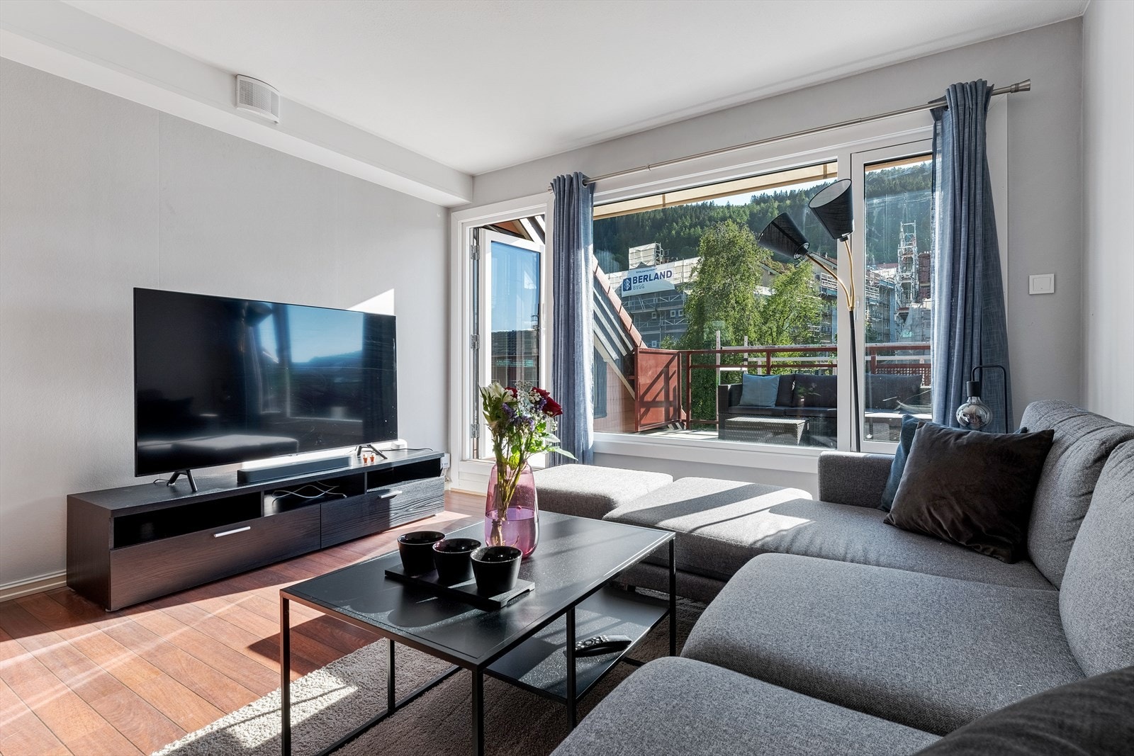 Stuen er romslig på 17,9 m² med store vindusfelt som slipper inn behagelige mengder naturlig lys Galleribilde