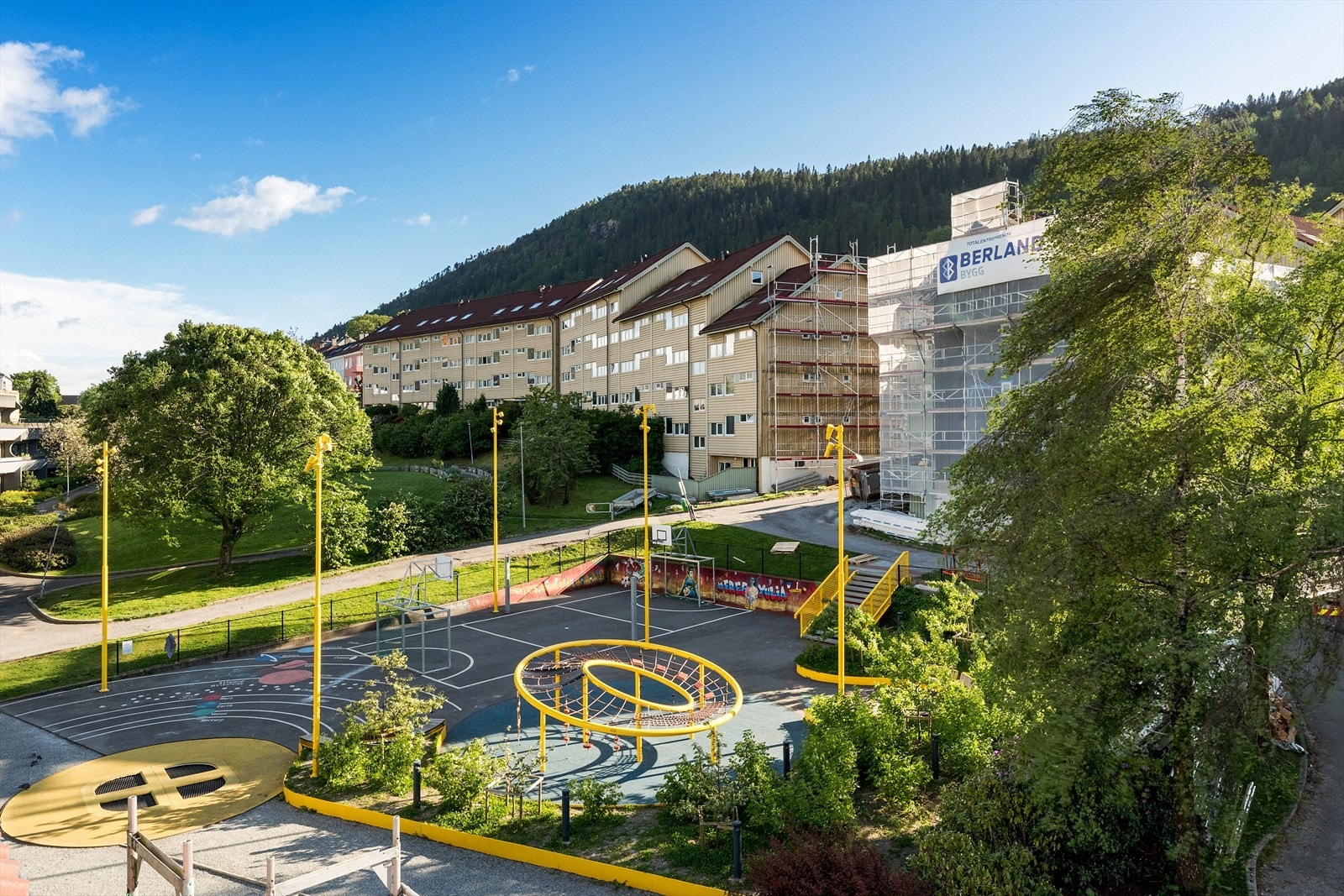 Leiligheten ligger meget sentralt plassert på Danmarksplass med umiddelbar nærhet til alt av servicetilbud og kollektivtransport. Danmarksplass er blitt et samlingspunkt for blant annet arbeidsplasser, butikker og treningssentre Galleribilde