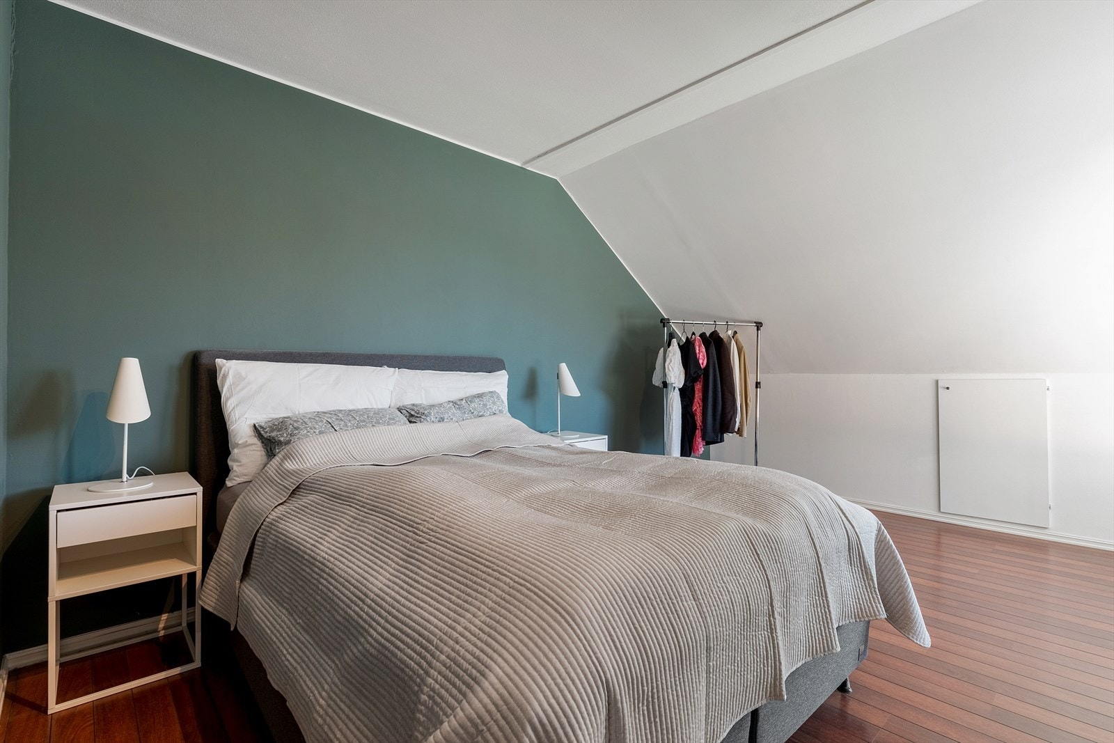 Soverommet har plass til stor dobbeltseng, tilhørende nattbord og garderobeløsning Galleribilde