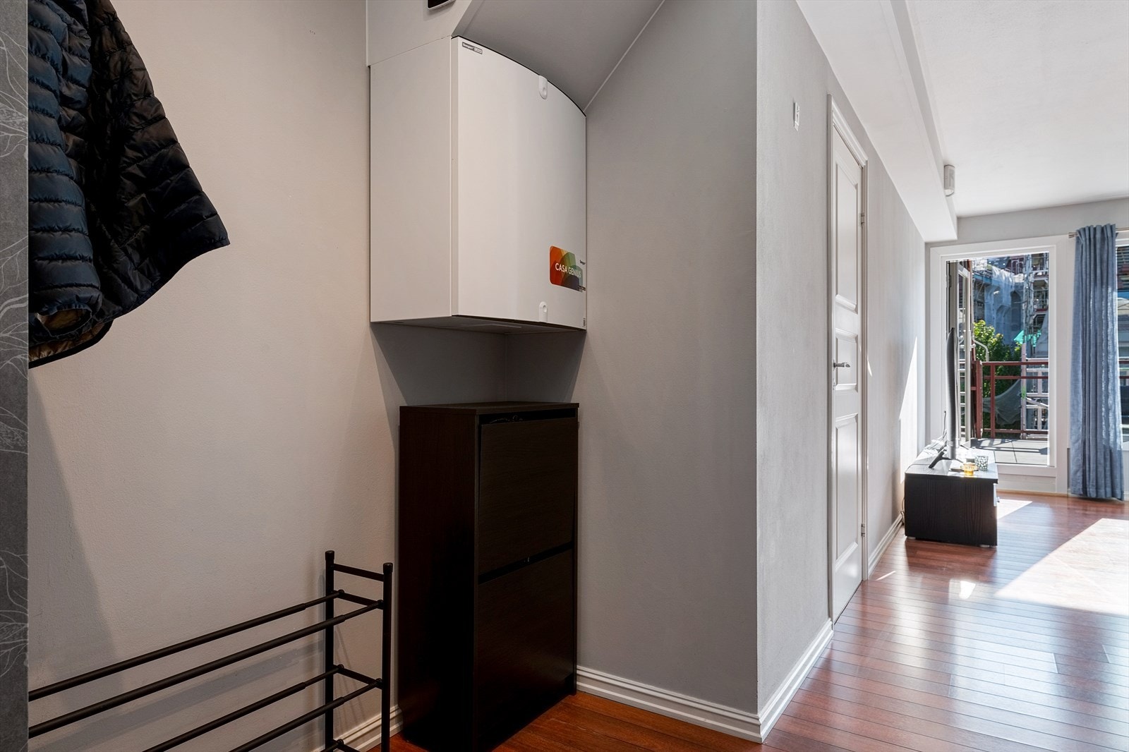 Man blir ønsket velkommen inn i en praktisk entre med plass til å henge fra seg yttertøy Galleribilde