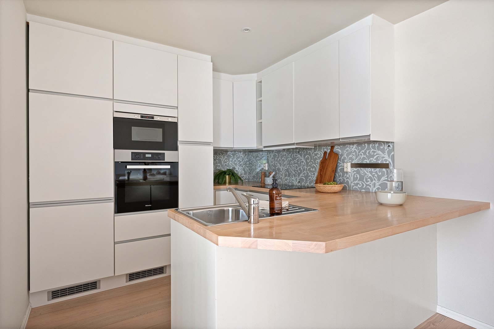 Et flott og innholdsrikt kjøkken med integrerte hvitevarer Galleribilde