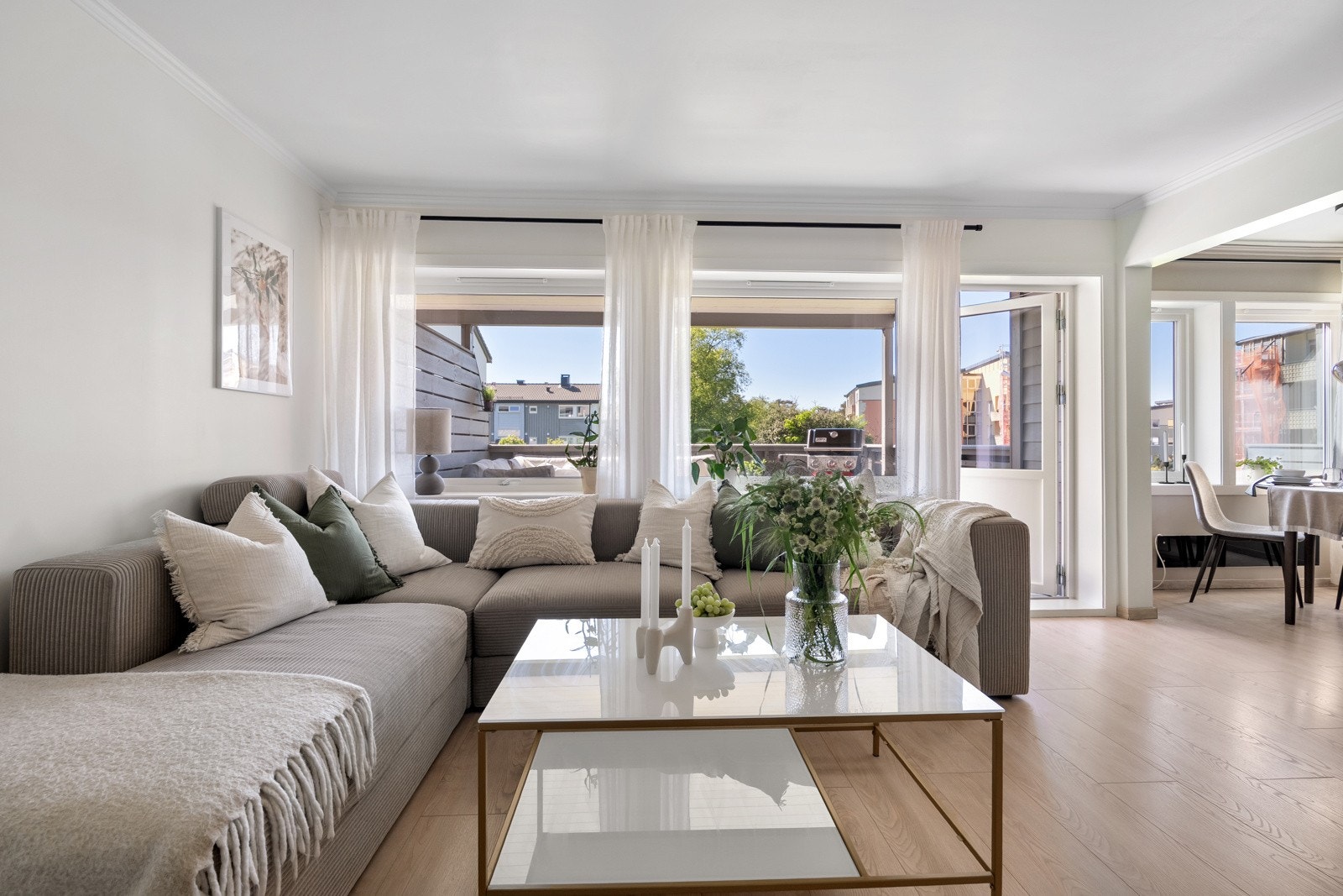 Stuen er lys og lekker med store vindusflater som slipper inn riklig med lys. Galleribilde