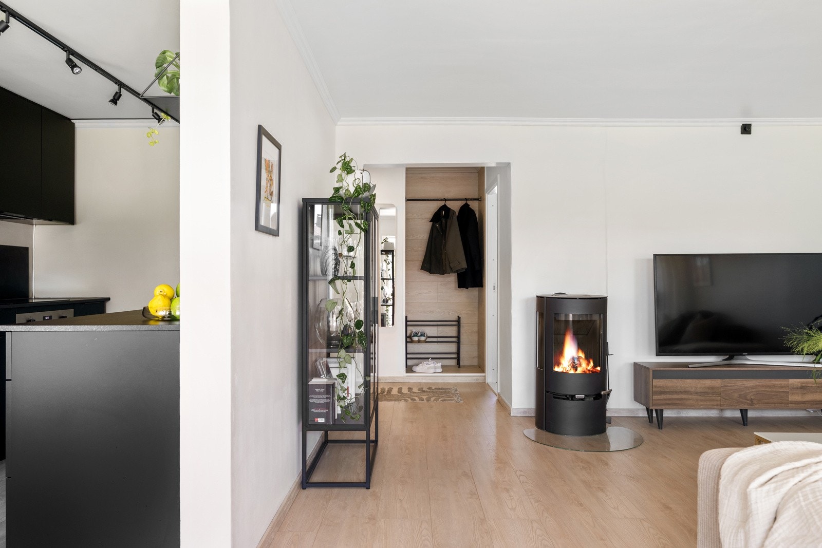 Stuen og kjøkknet ligger i sosial løsning, samtidig som de er avgrenset fra hverandre. Galleribilde