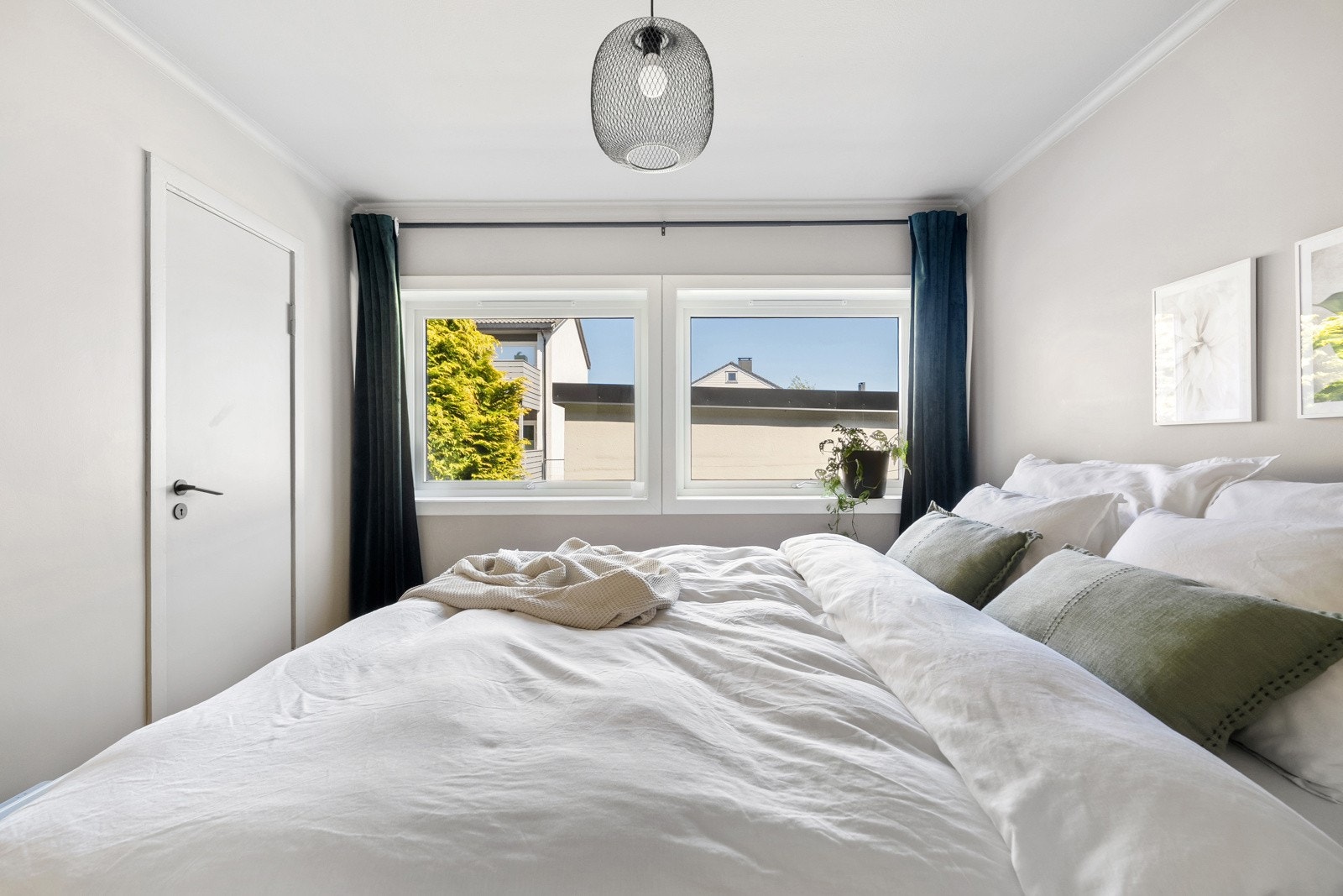 Det er en liten bod som er perfekt å bruke som et lite walk-in closet. Galleribilde