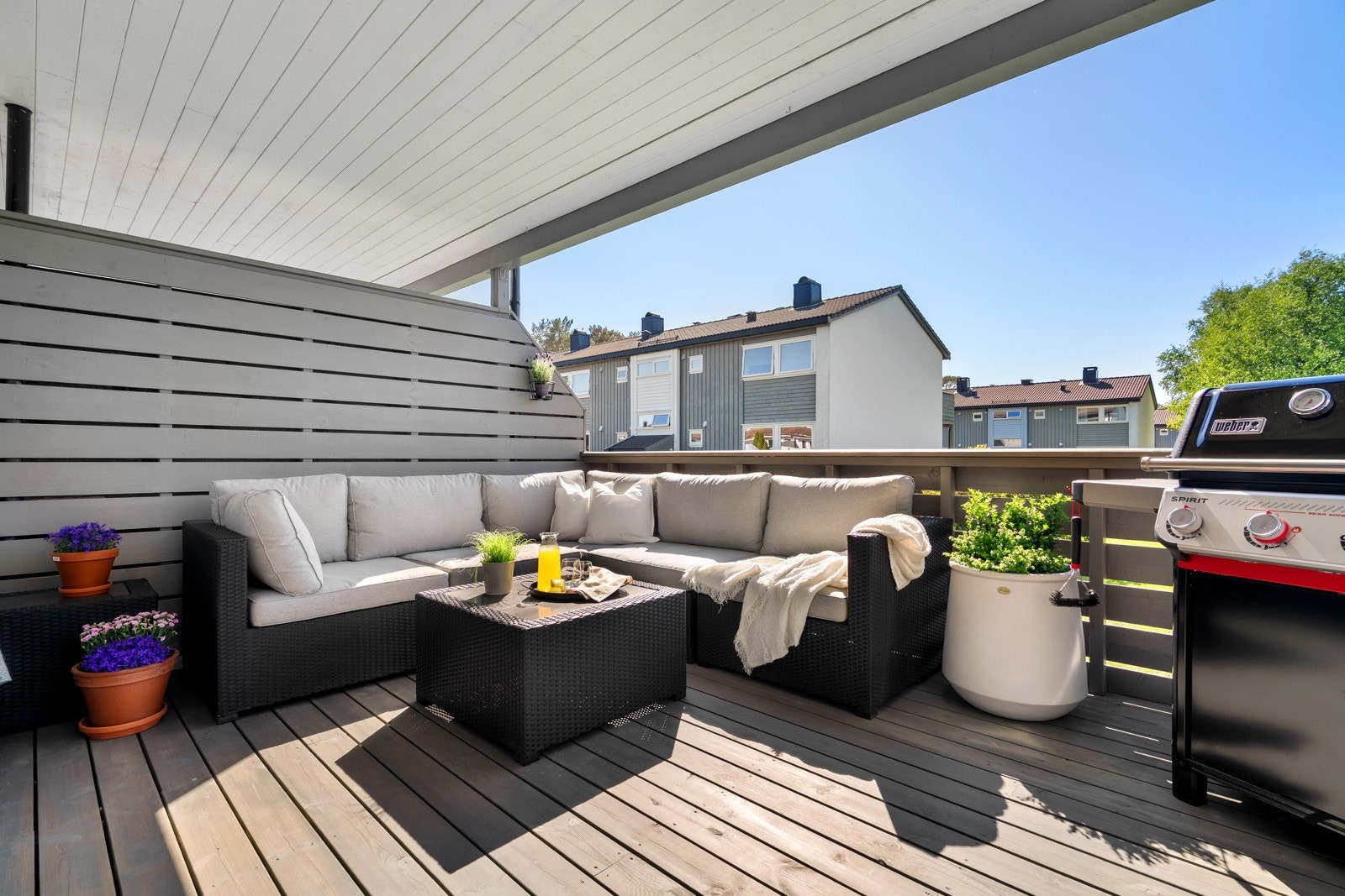 Fra stuen kan du sige sømløst ut til boligens uteområde med nydelige solforhold. Galleribilde
