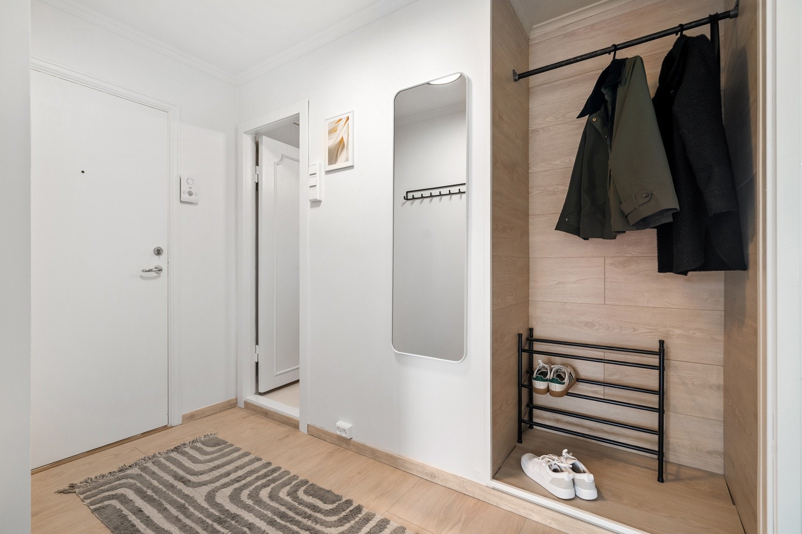 Førsteinntrykket er lyst, moderne og innbydende, noe som er gjennomgående i hele leiligheten. Galleribilde