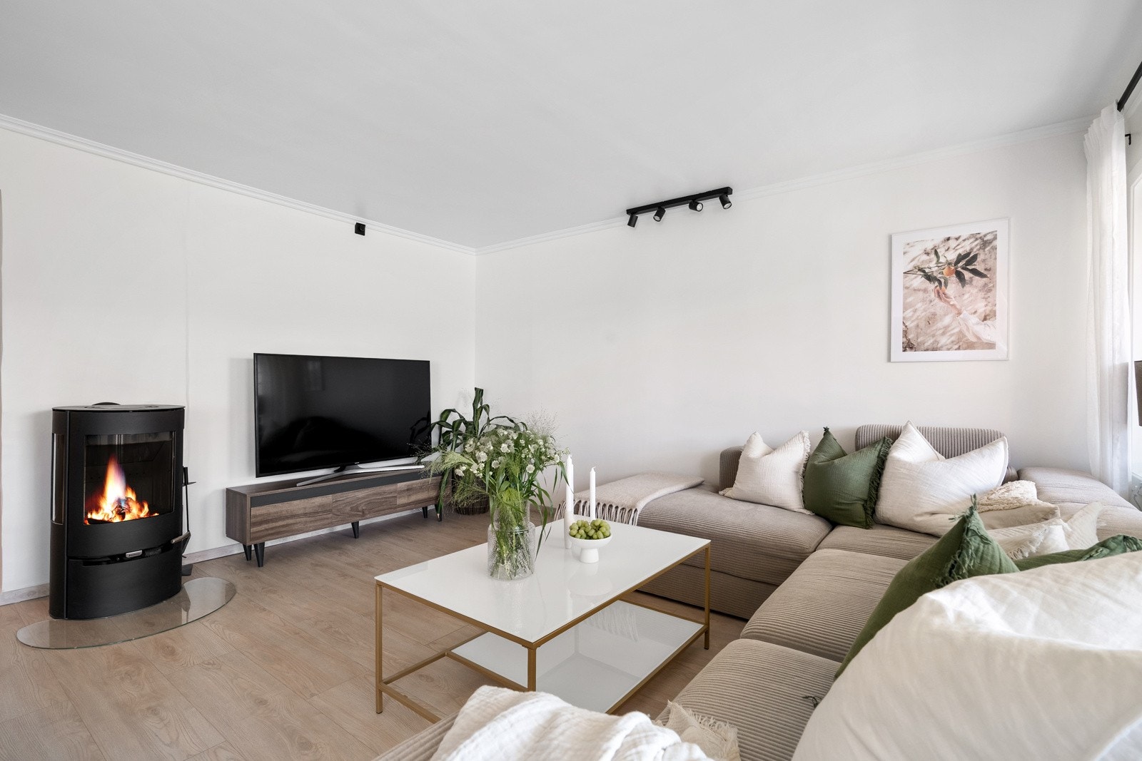 Stuen har en nydelig vedovn som er perfekt å ha på kaldere dager. Galleribilde