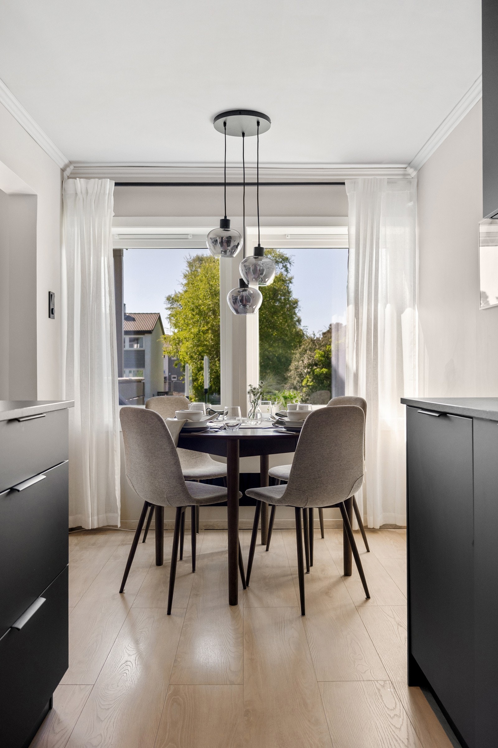 På kjøkkenet har du plass til et spisebord av rikitig fasong og størrelse. Galleribilde