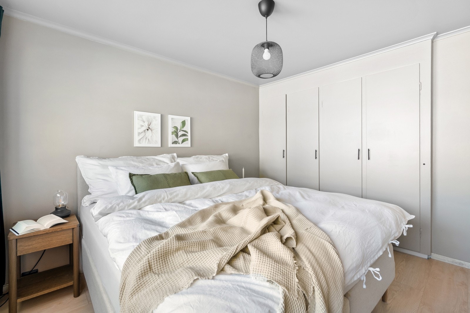 Det store og gode garderobeskapet gir deg plass til det du har av klær og annet tilbehør. Galleribilde