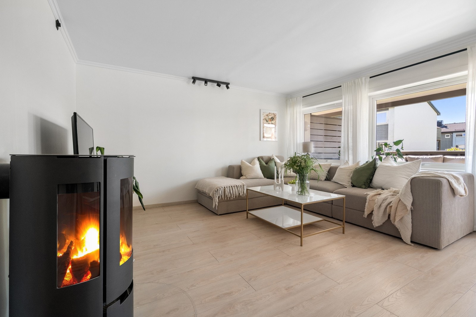 Du møblerer enkelt med sofa, sofabord og annet passende møblement. Galleribilde