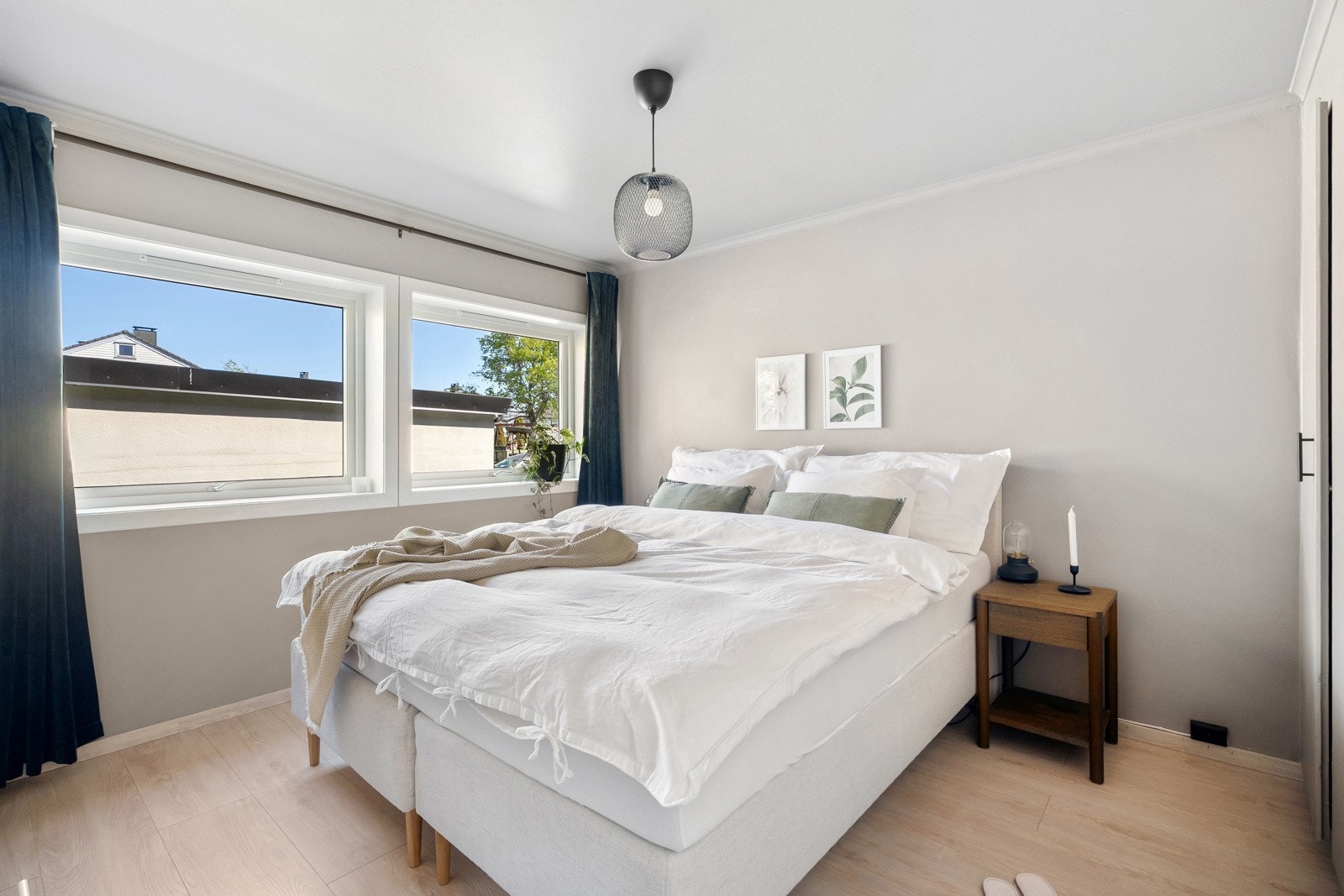 Soverommet er av god størrelse med plass til dobbeltseng, nattbord og annet passende møblement. Galleribilde