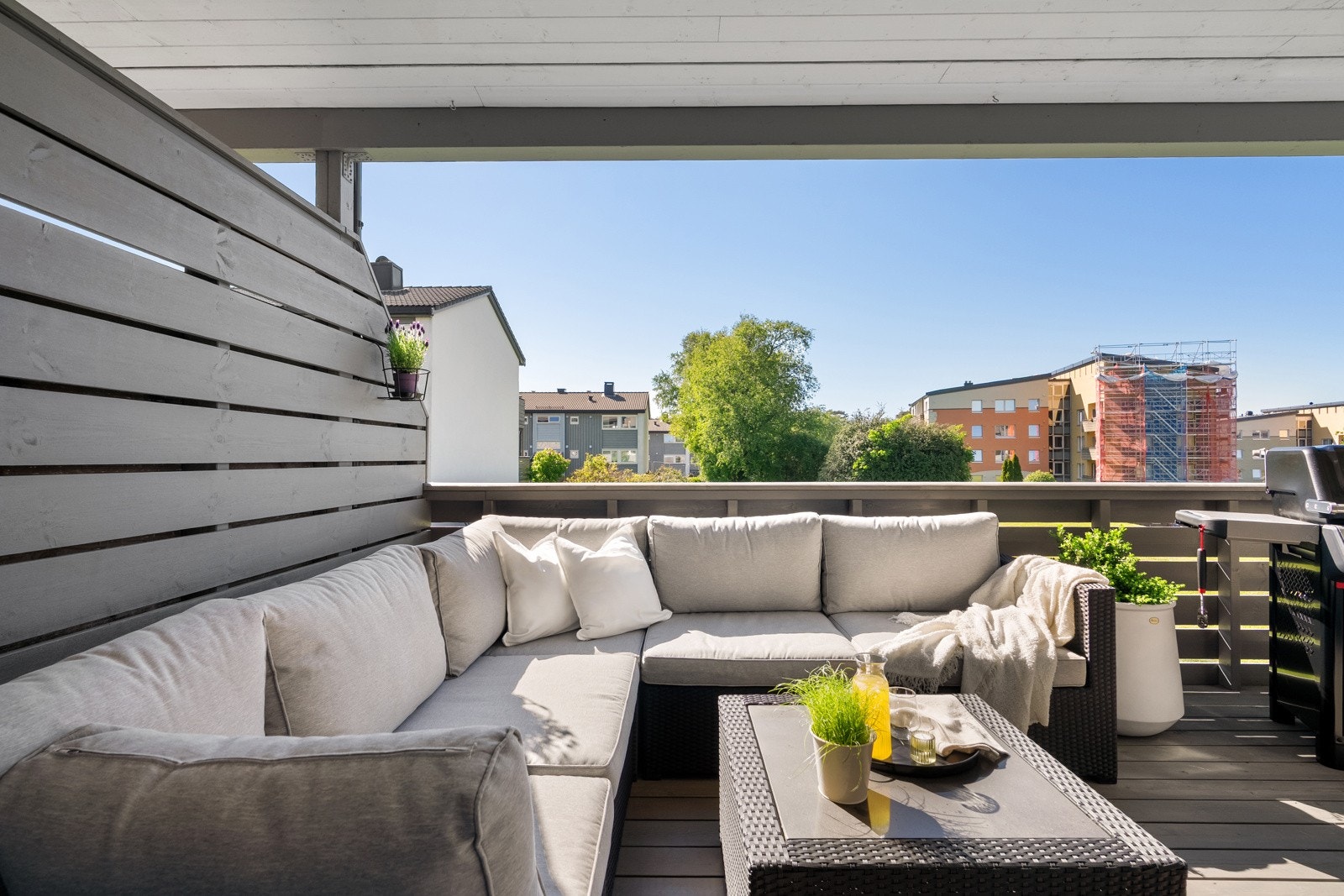 Terrassen kan du innrede med ønsket utemøbler, grill, solstoler, blomster og beplantning. Galleribilde