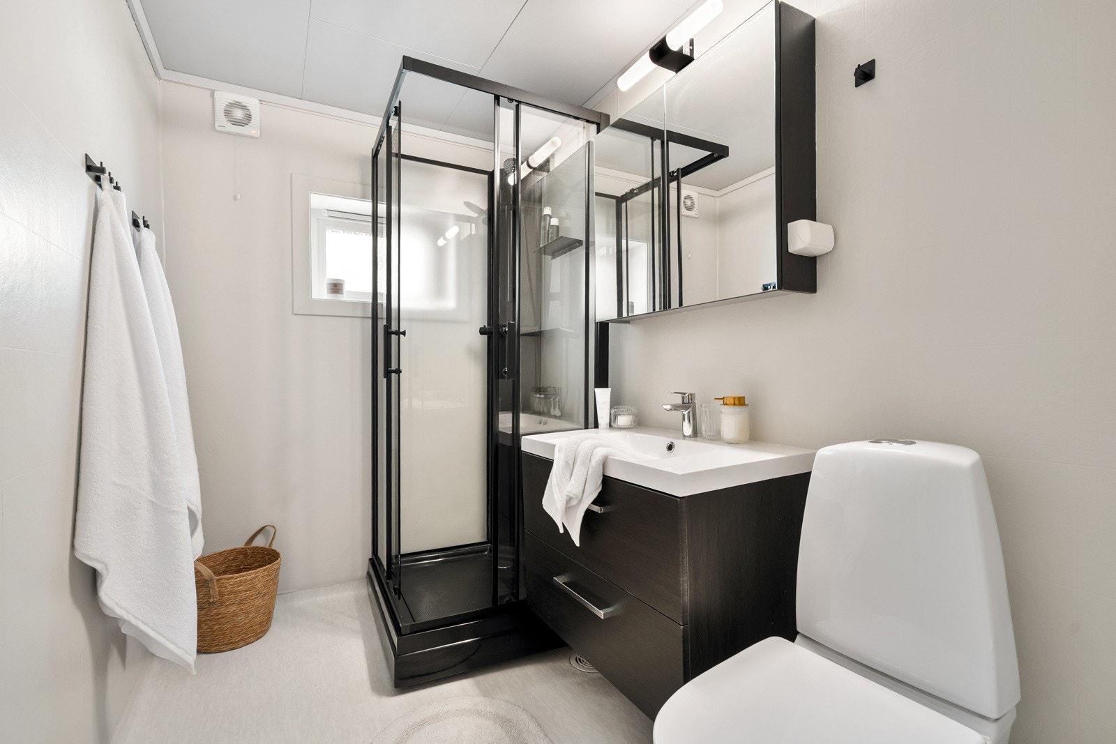 Leilighetens bad er moderne og stilrent Galleribilde