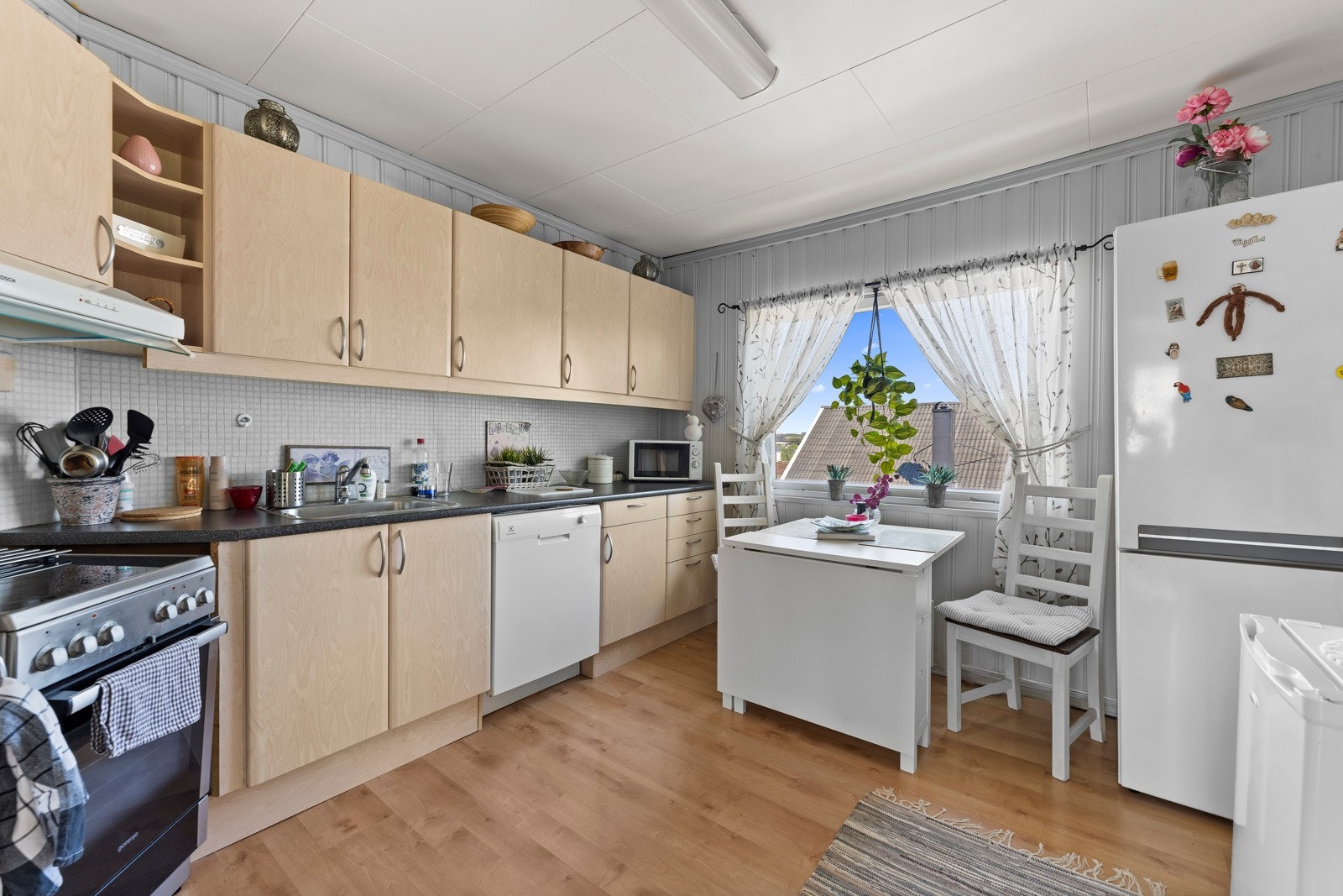 Pent kjøkken. Godt med plass Galleribilde