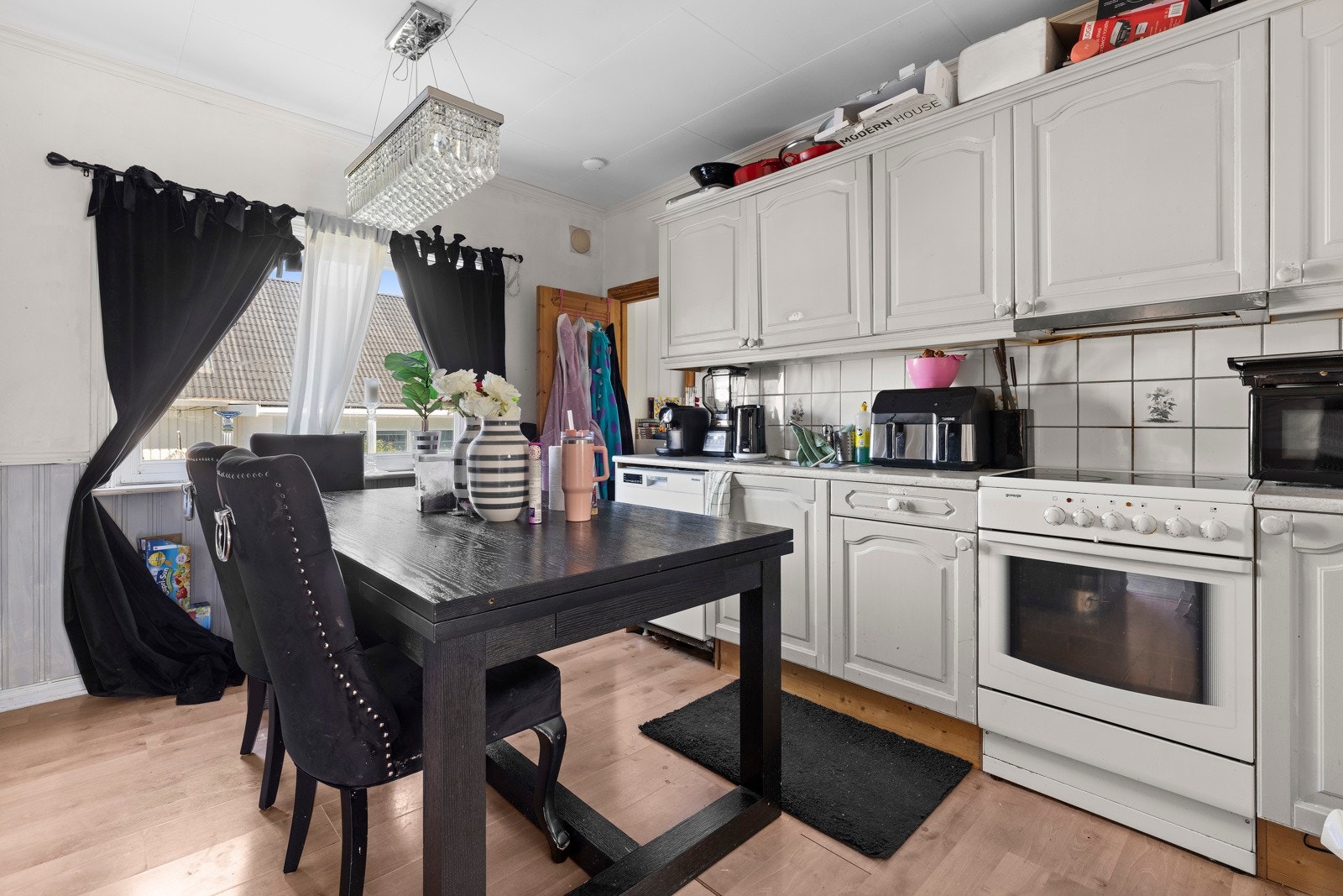 Stort kjøkken. Godt med benke-, skap- og spiseplass Galleribilde