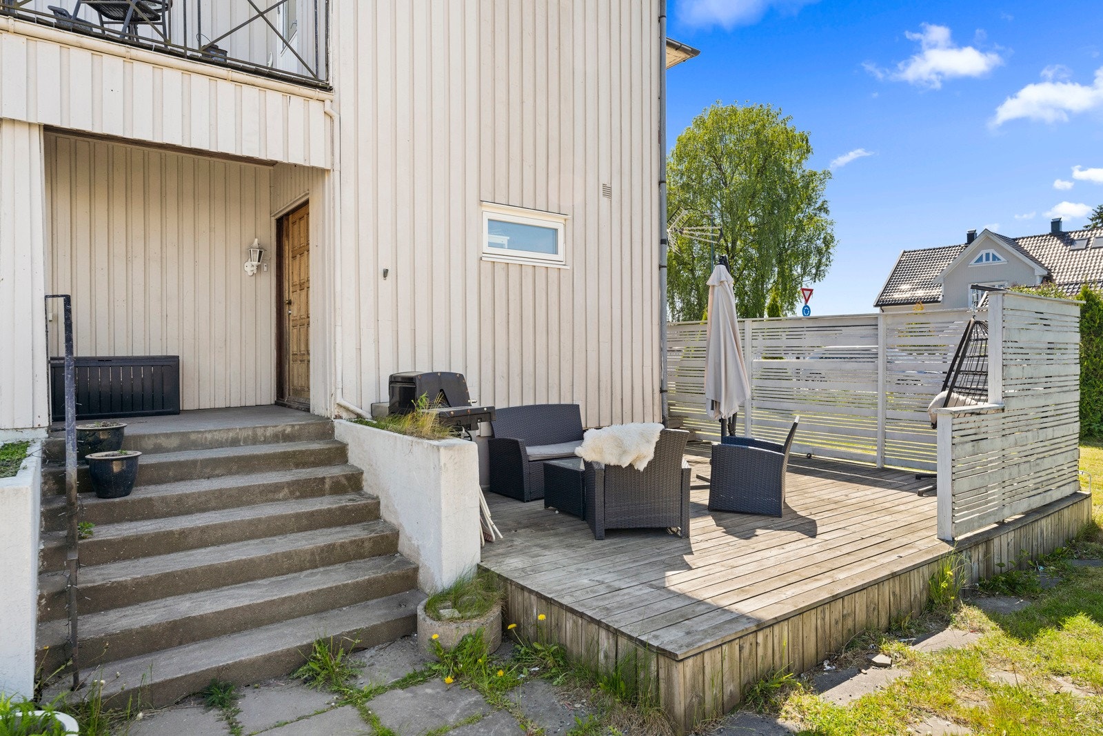 Inngeng til første etasje. Stor terrasse til disposisjon Galleribilde