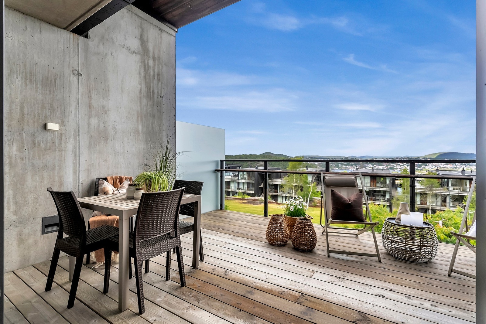 Stor terrasse med god plass til spisebord og utemøblement. Galleribilde