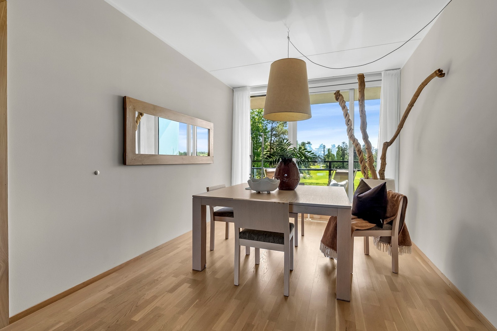 Interiøret er funksjonelt og elegant, tilpasset både hverdag og hyggelige sammenkomster. Galleribilde