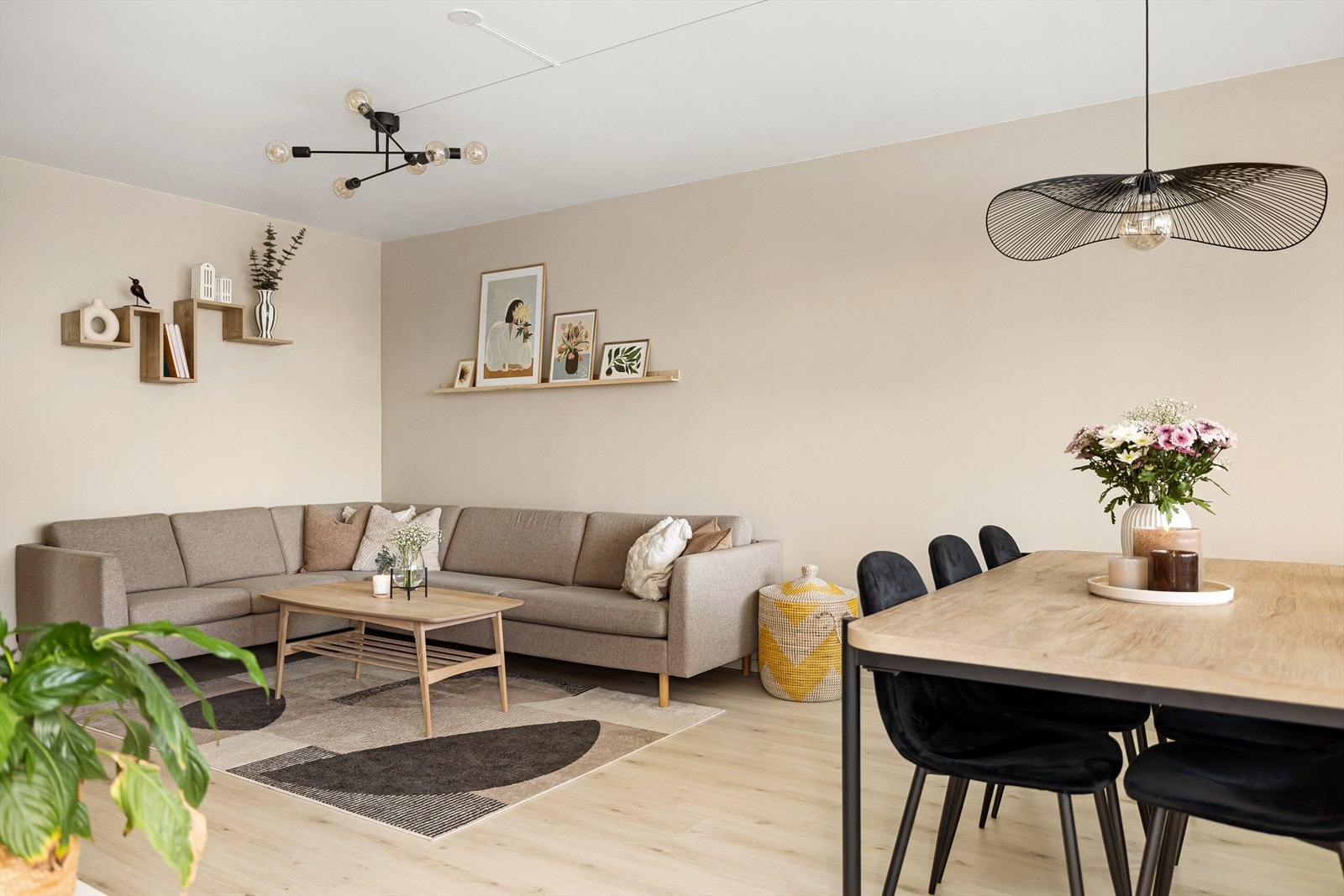 Leiligheten er malt i delikate og tidsriktige farger. Galleribilde