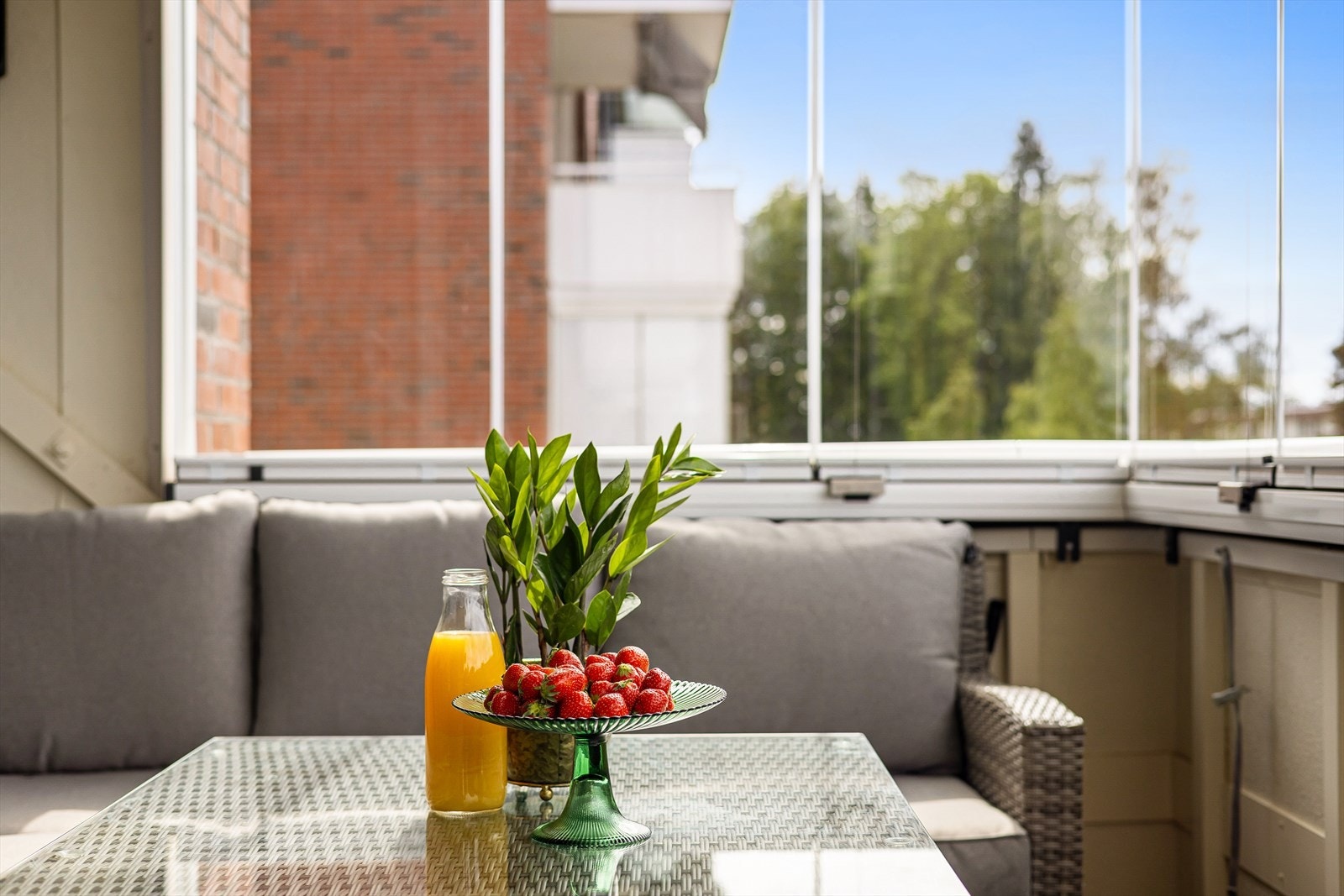Balkongen har gode solforhold fra ettermiddag til solen går ned midtsommers. Galleribilde