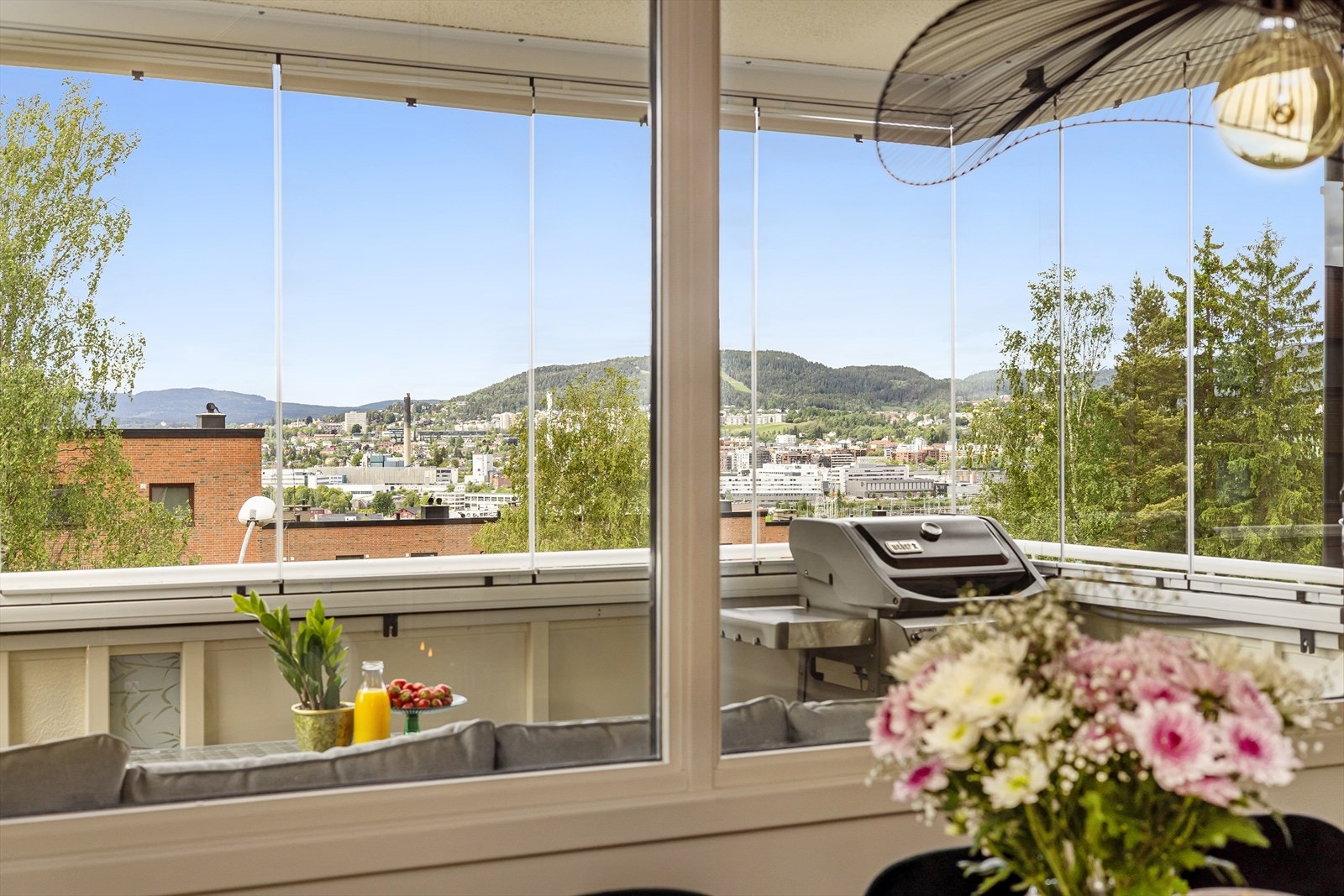 Store vindusflater som gir rikelig med luft og lys. Galleribilde