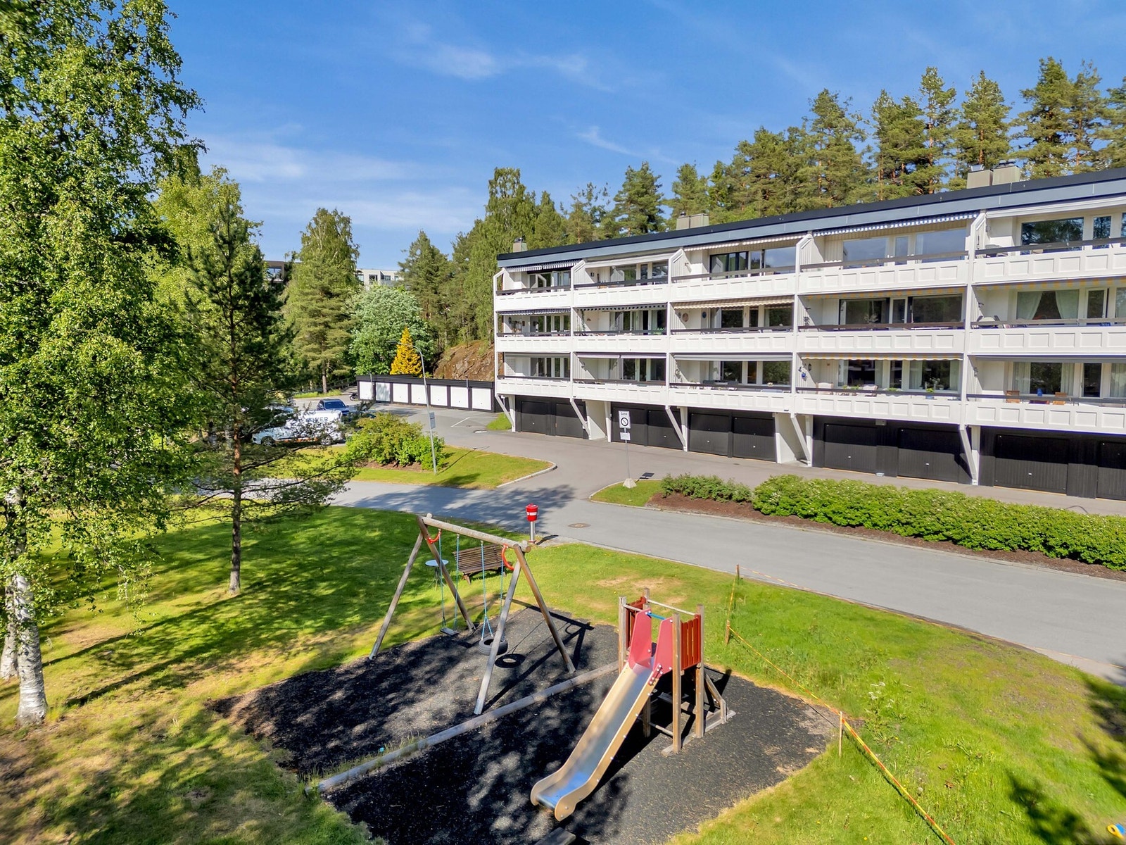 Her bor du med kort gange til Kolbotn sentrum med kjøpesenter og de fleste servicetilbud som restauranter, kino, Kolben kulturhus, togstasjon m.m. Galleribilde