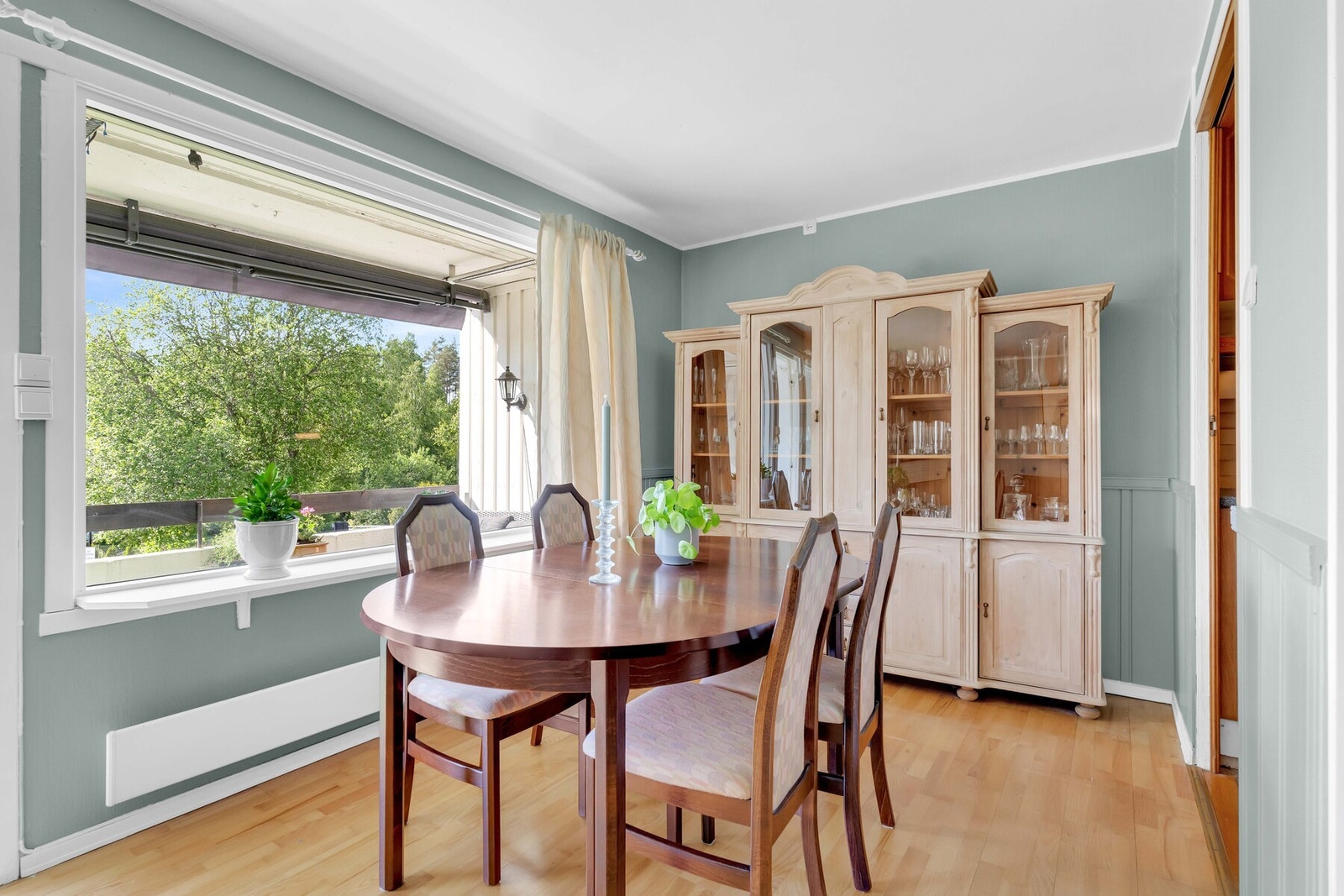 Legg merke til de avlange vinduene med dype karmer som passer perfekt til blomster og diverse pyntegjenstander. Galleribilde