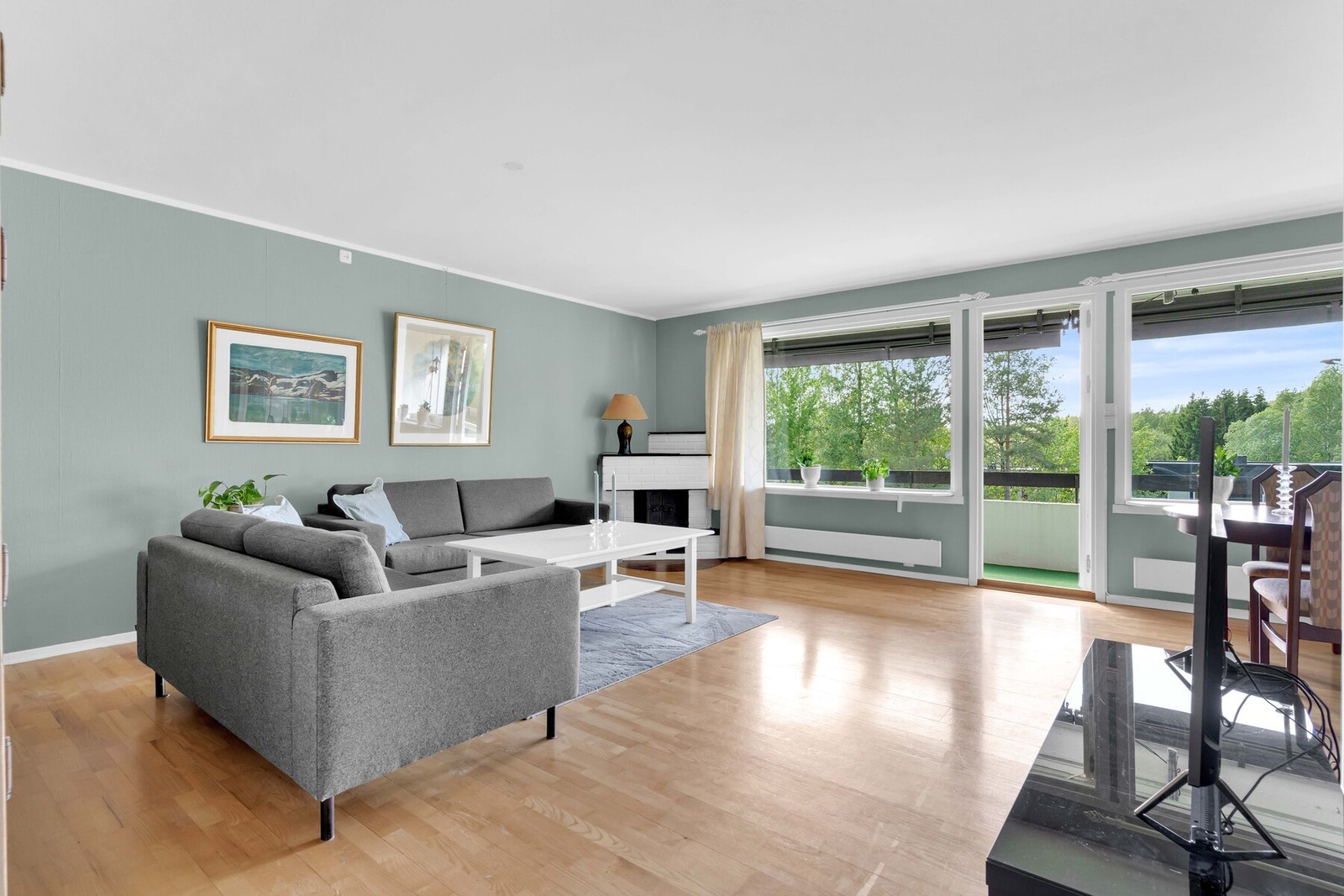 Sjekk på disse herlige vindusflatene som slipper inn rikelig med naturlig lys men med lite til ingen innsyn. Galleribilde