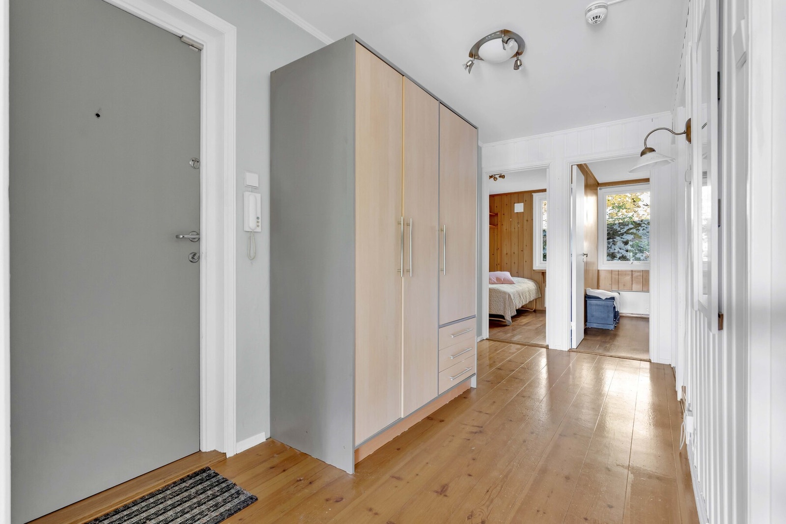 Her ønskes man velkommen inn i en romslig entré som binder alle rommene i leiligheten sammen. Galleribilde