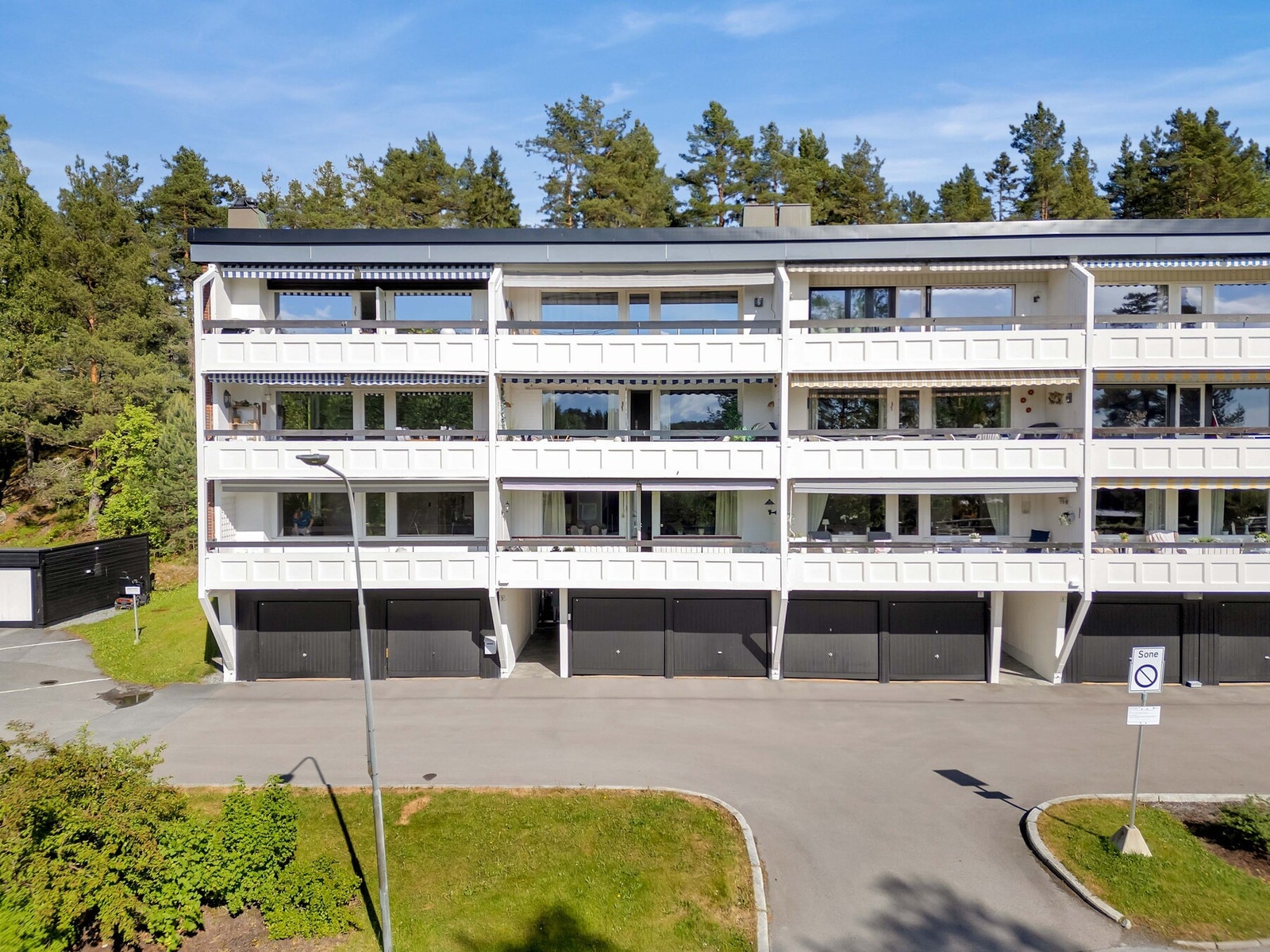Leiligheten ligger i et rolig og populært boligstrøk ved Ingierkollen slalåmbakke. Galleribilde