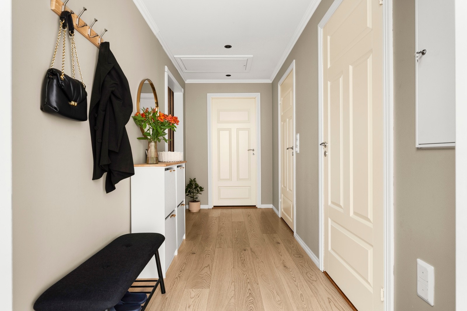Entré med nytt gulv, malte vegger og downlights. Galleribilde