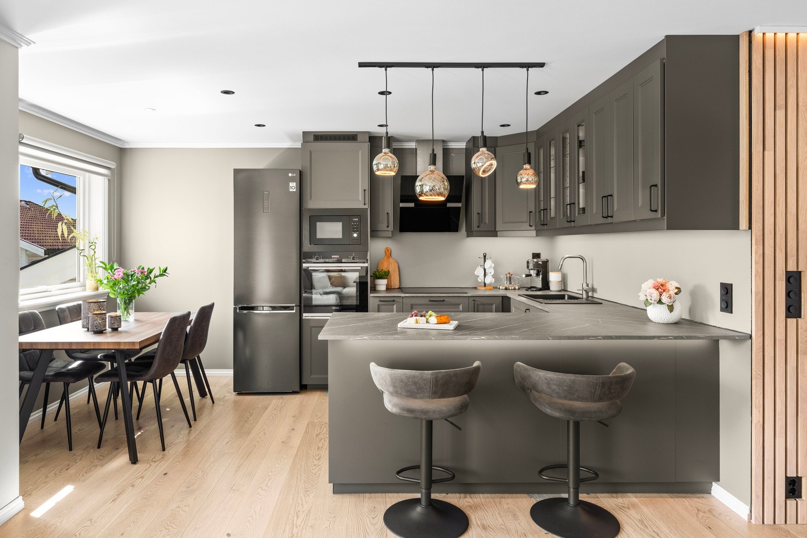 Kjøkkeninnredningen var ny i 2023 fra IKEA og benkeplate fra KVIK. Galleribilde