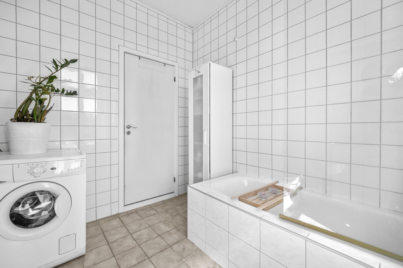 Badet er eldre og modernisering bør påregnes. Utgangspunktet er flott og det er opplegg for vaskemaskin. Galleribilde