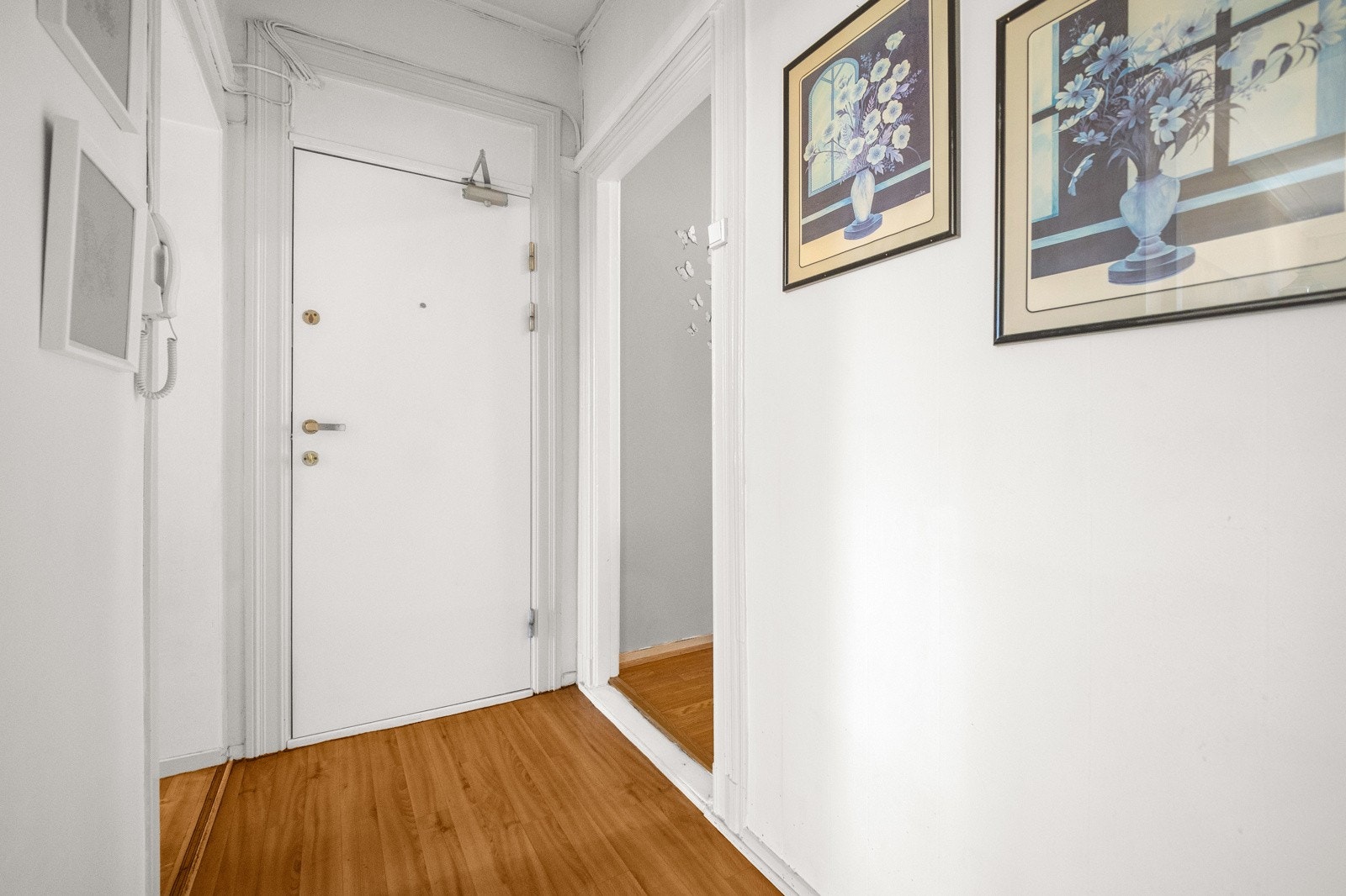 Entreen er lysmalt med dørcalling, gulvbelegg og inngang til øvrige rom. Galleribilde