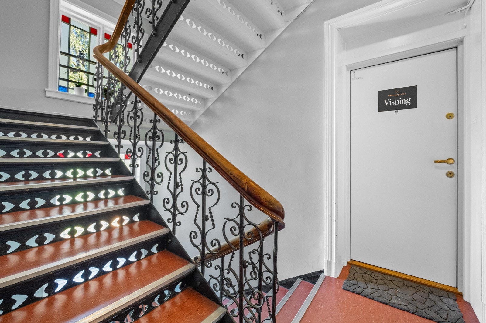 Bygården har sjarmerende oppganger med farget dekorglass i vinduene og originalt smijernsrekkverk i trappen. Galleribilde