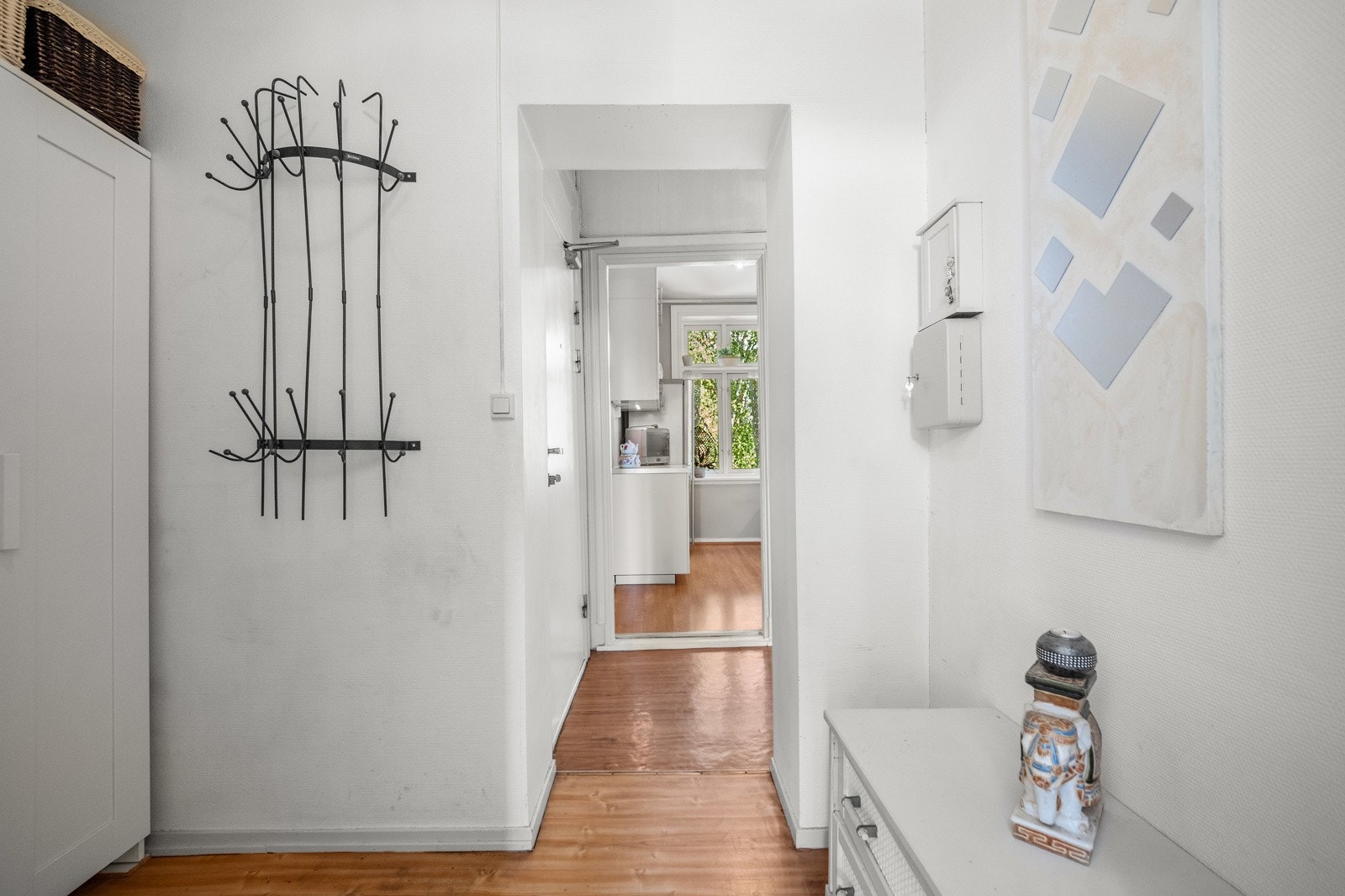 I gangen mot badet er det innredet med garderobeskap og plass til å henge tøy. Galleribilde