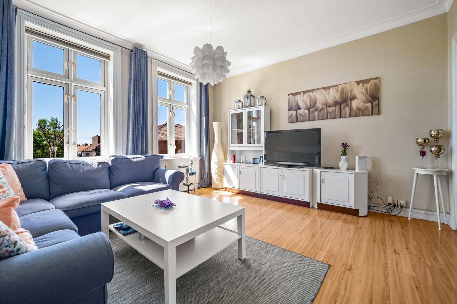 Stuen er lys og luftig med to store vinduer, flott utsyn til nærmiljøet og en møbleringsvennlig størrelse. Galleribilde